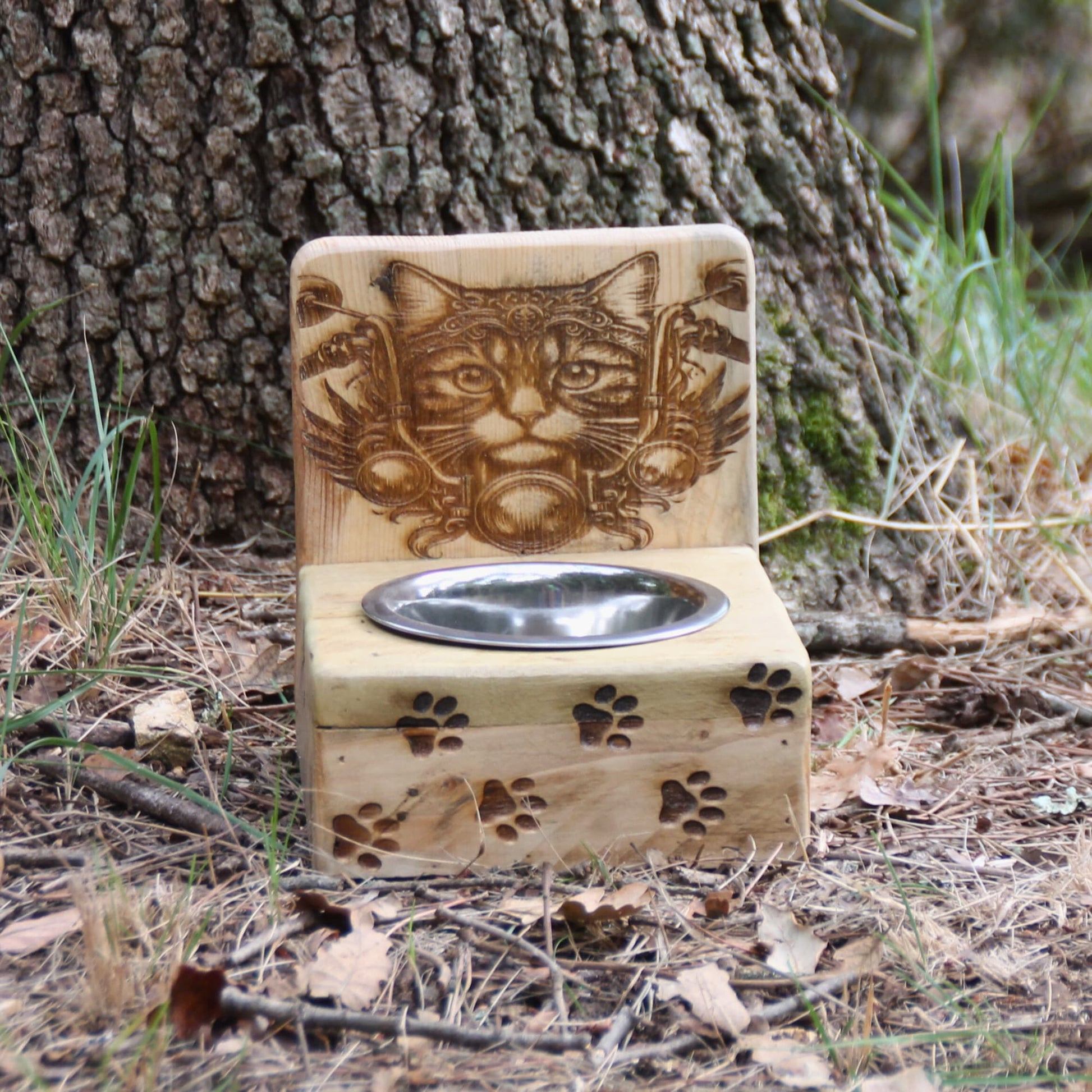 Gamelle chat artisanale en bois et inox. Gravure chat biker et traces de pattes