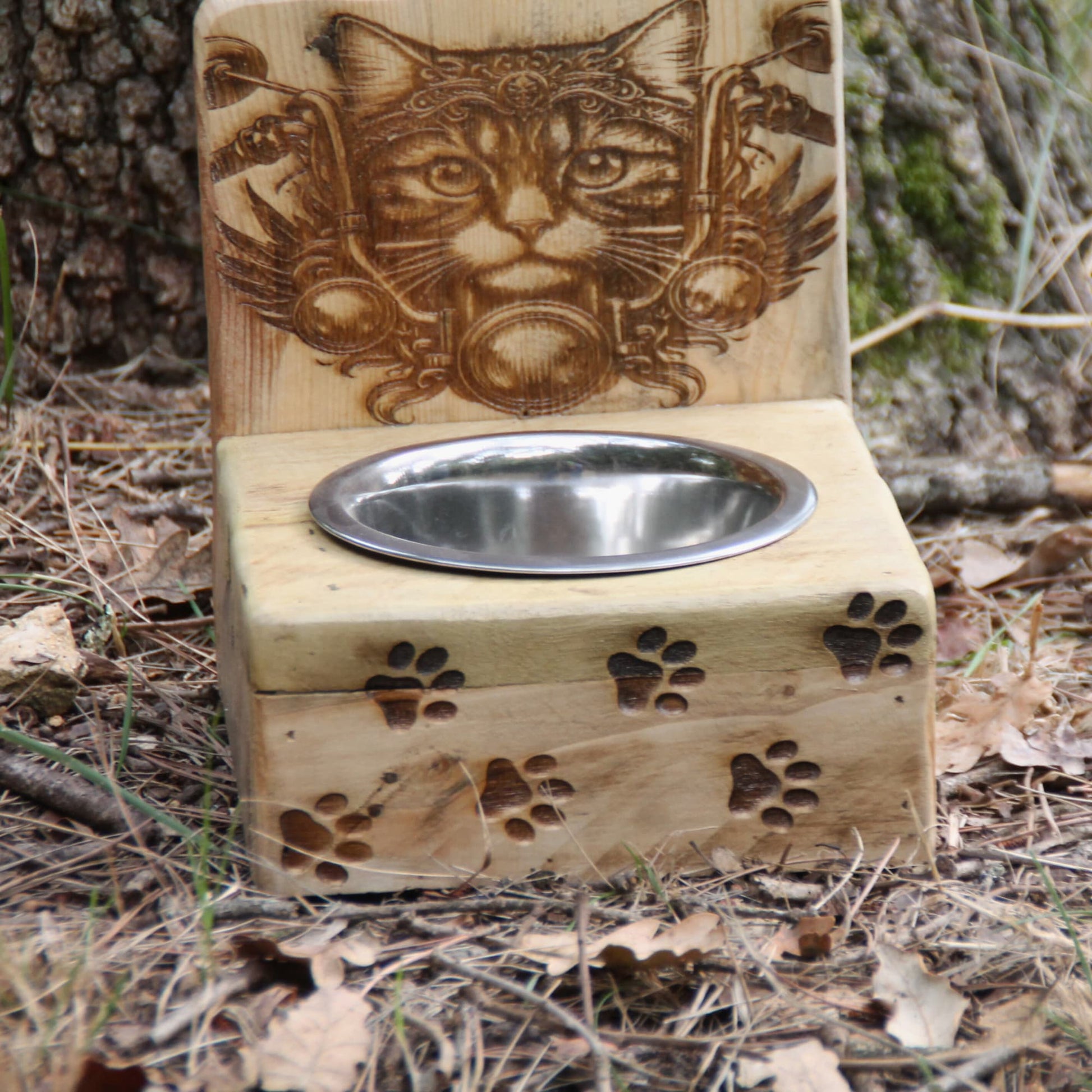 Gamelle chat en bois et inox. Gravure chat biker et traces de pattes