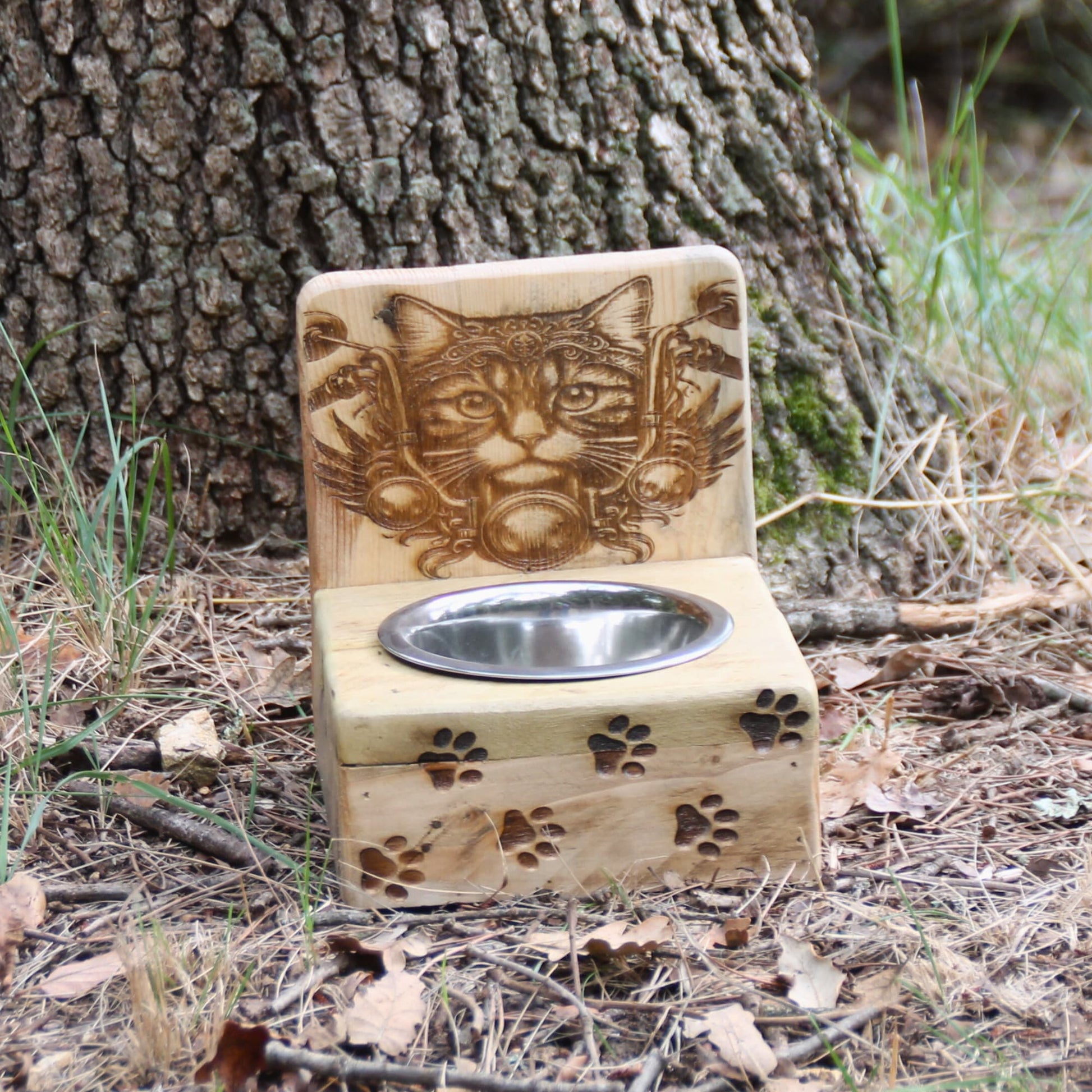 Gamelle chat faite à la main en bois et inox. Gravure chat biker et traces de pattes