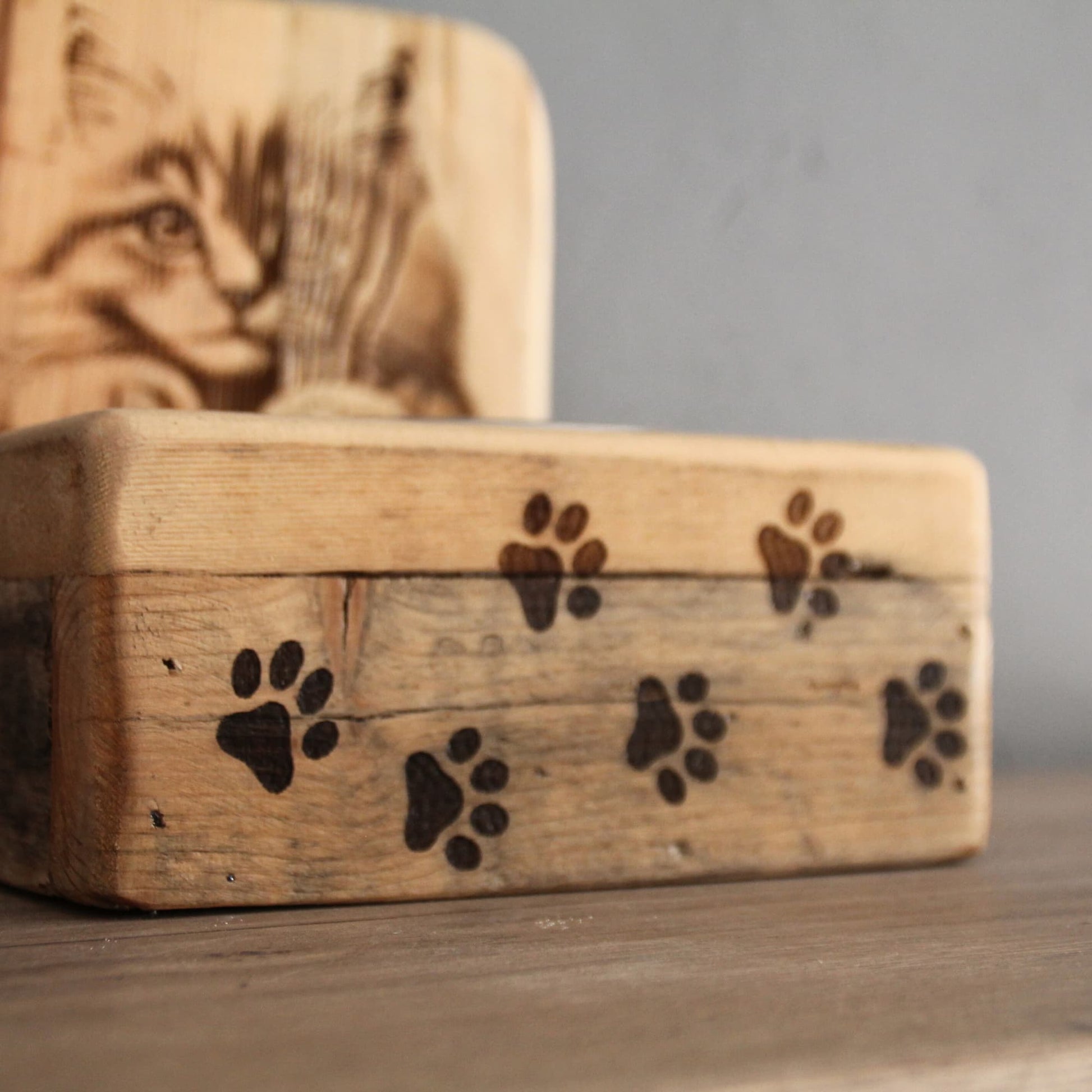 Bar à chat en bois recyclé fait à la main et gravé. Gamelle inox incluse