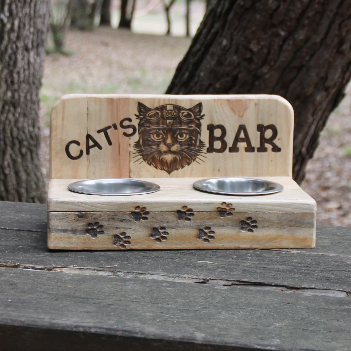 Gamelle double pour chat en bois et gravure chat motard et pattes
