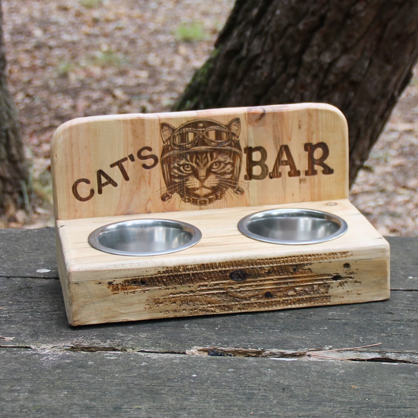 Gamelle double pour chat en bois et inox. Gravure laser "cat's bar" et chat