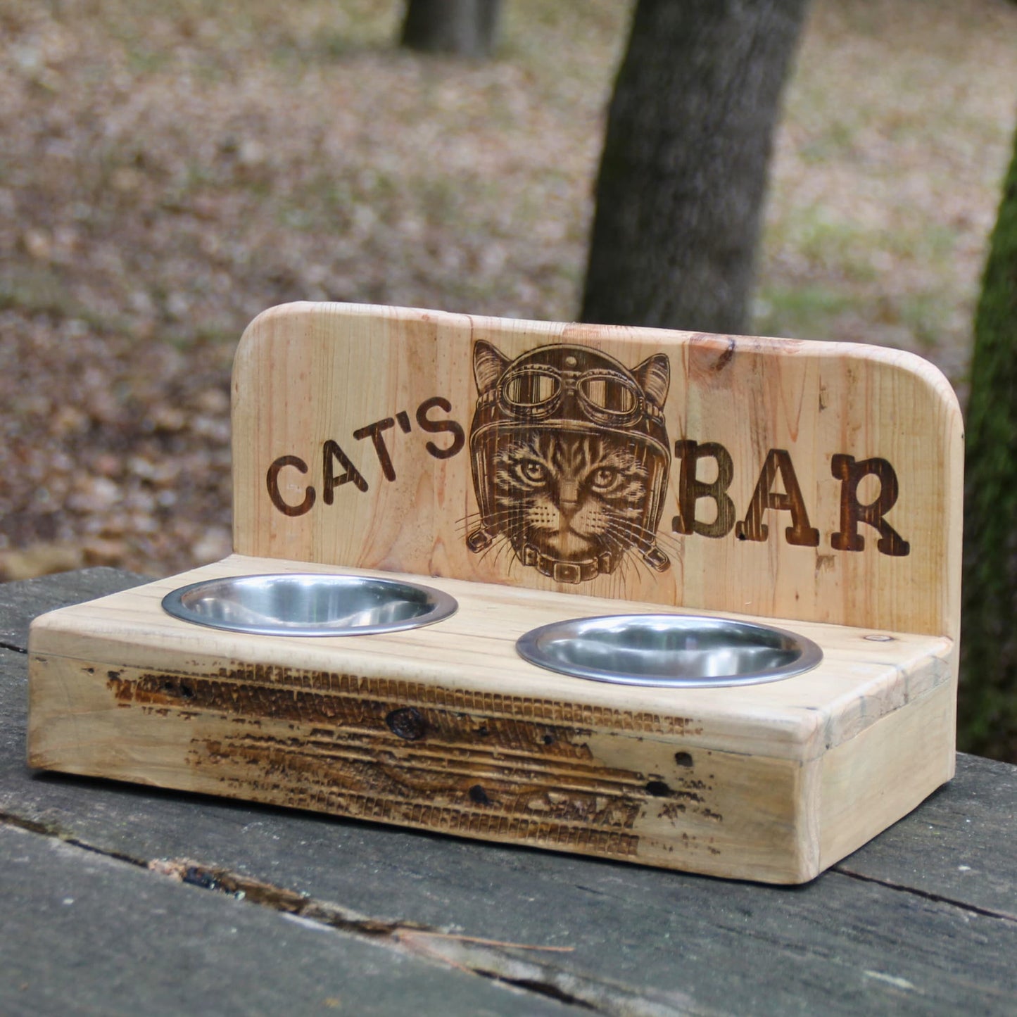 Double gamelle pour chat en bois et inox. Gravure laser "cat's bar" et chat motard avec casque et collier