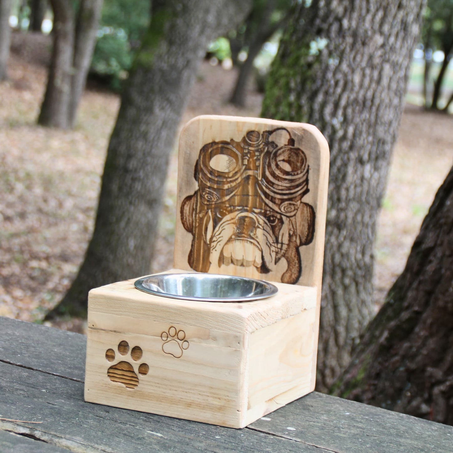 Dog Bar artisanal pour chien, support en bois de palette recyclé, motifs pattes gravés sur la face avant.