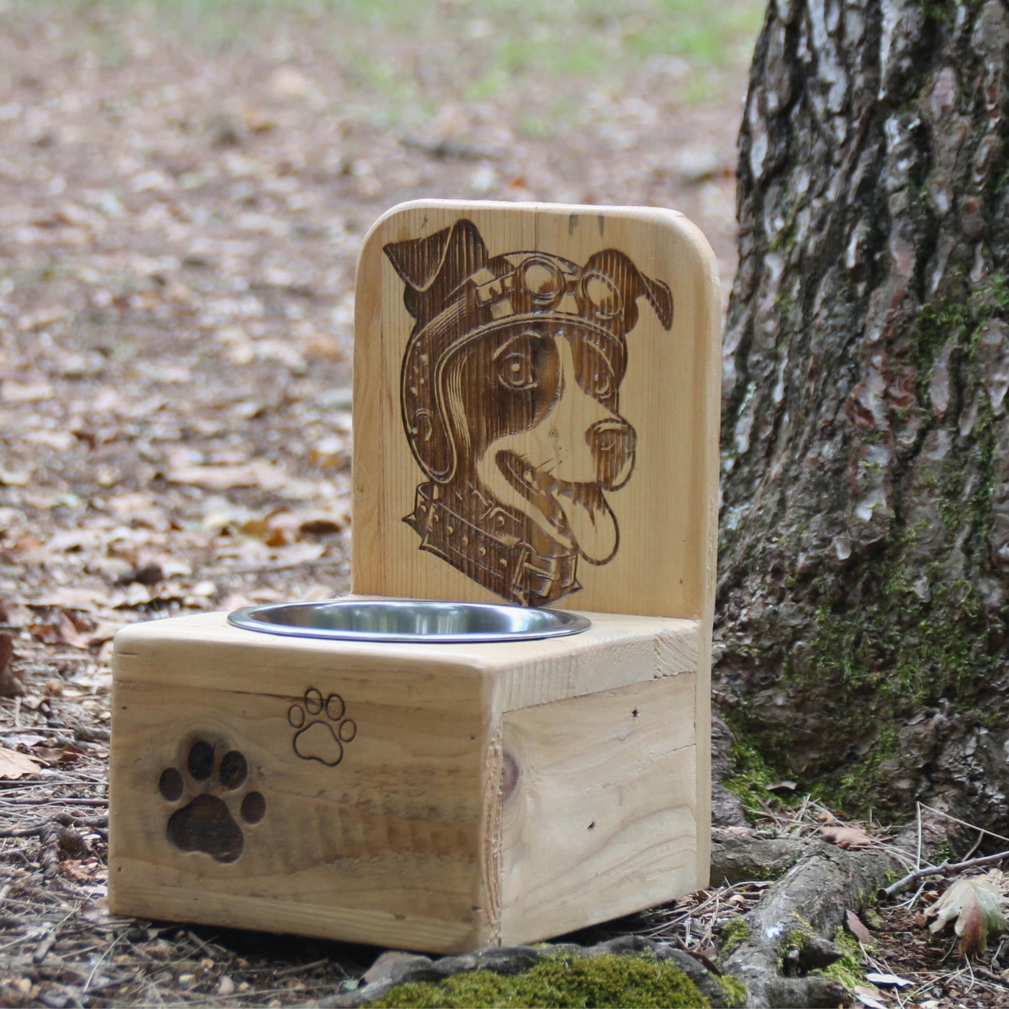 Gamelle surélevée Dog Bar en bois recyclé, pratique et stable pour l'alimentation des chiens.