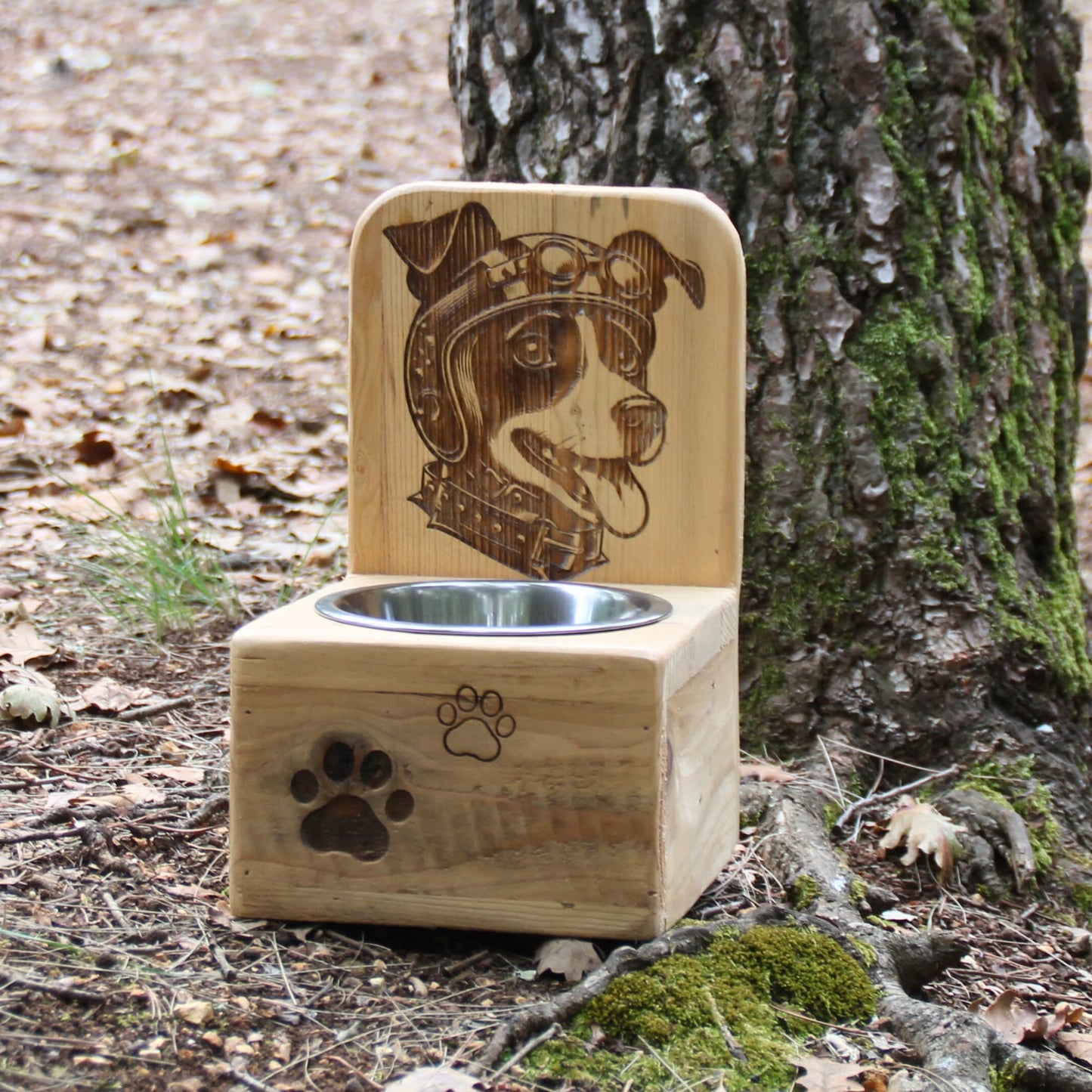 Dog Bar artisanal surélevé pour chien, en bois recyclé, motifs pattes gravées sur la face avant du support.