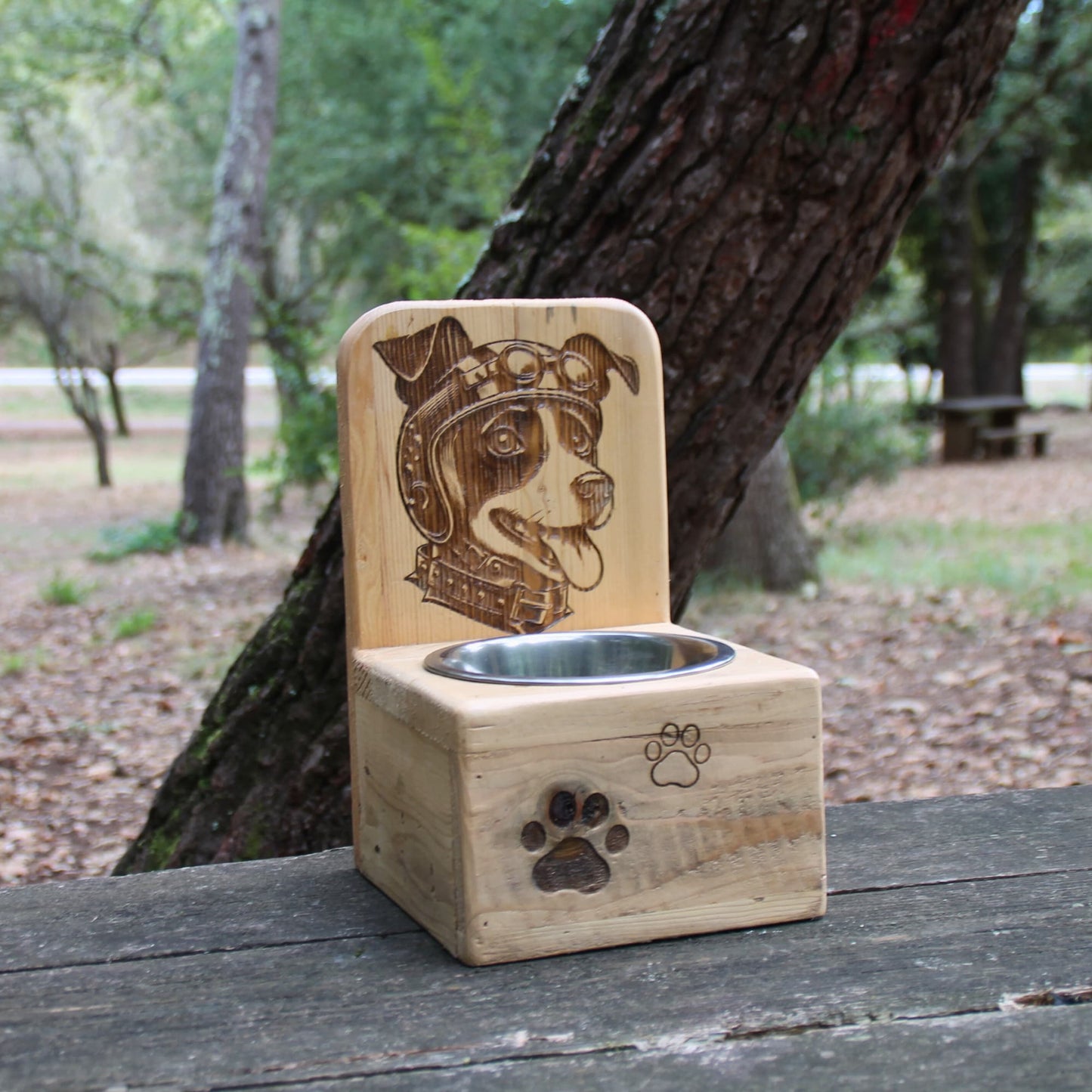 Dog Bar en bois recyclé, support surélevé avec gamelle inox, gravure tête de chien motard (casque et lunettes).