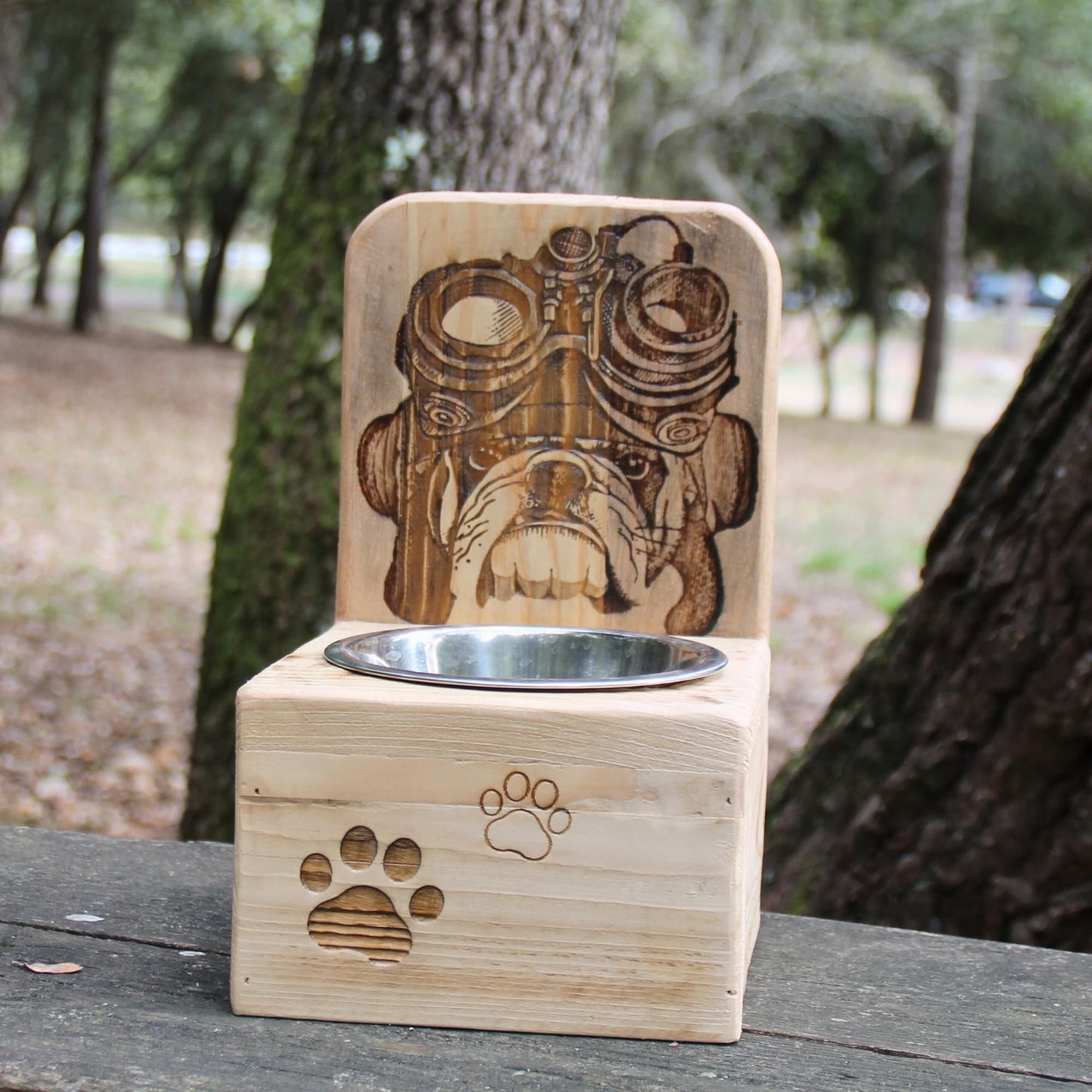 Gros plan sur la gravure du Bulldog motard : casque et lunettes, sur le bois du Dog Bar