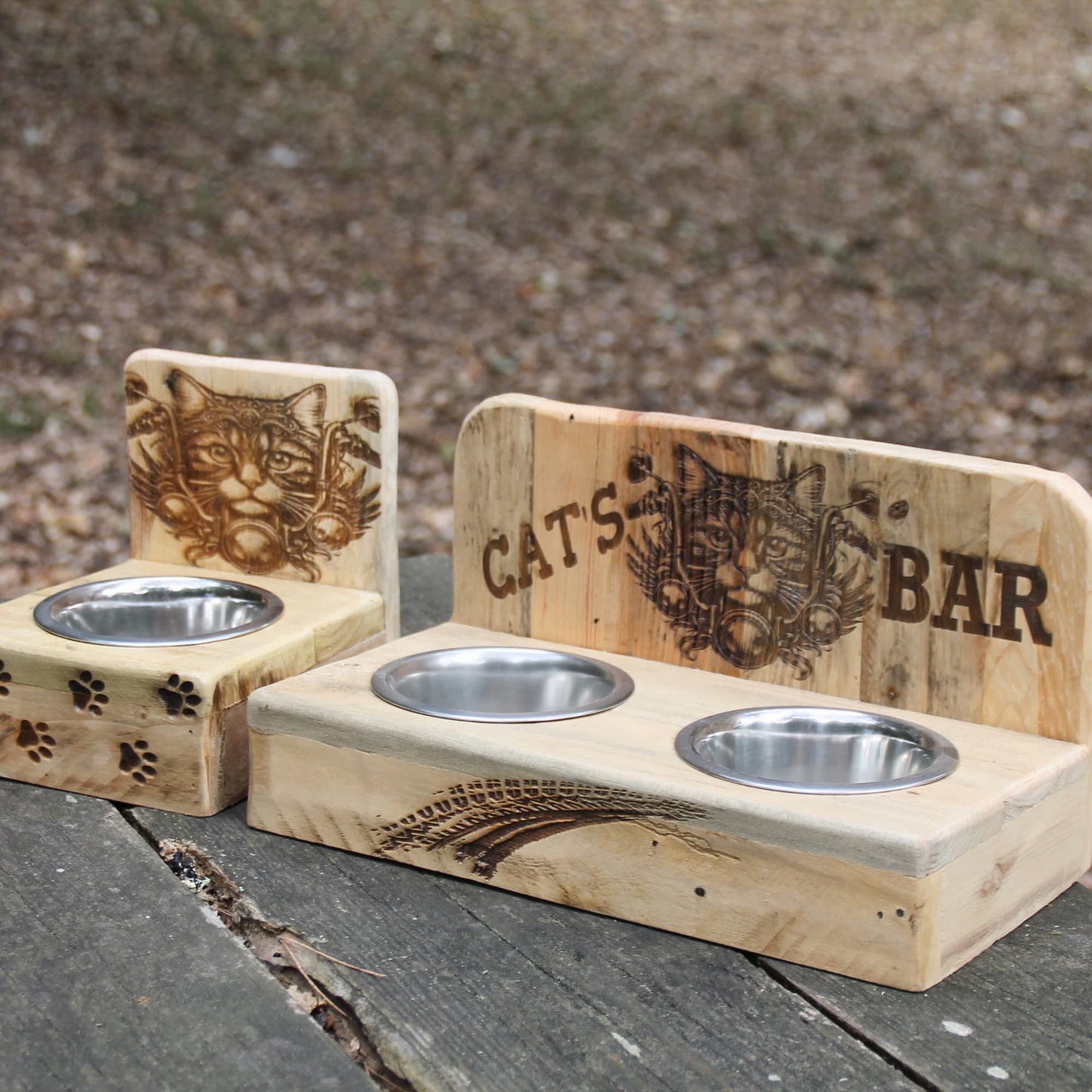 Gamelles pour chats avec une ou deux gamelles inox. Bois artisanal et gravure chats motards