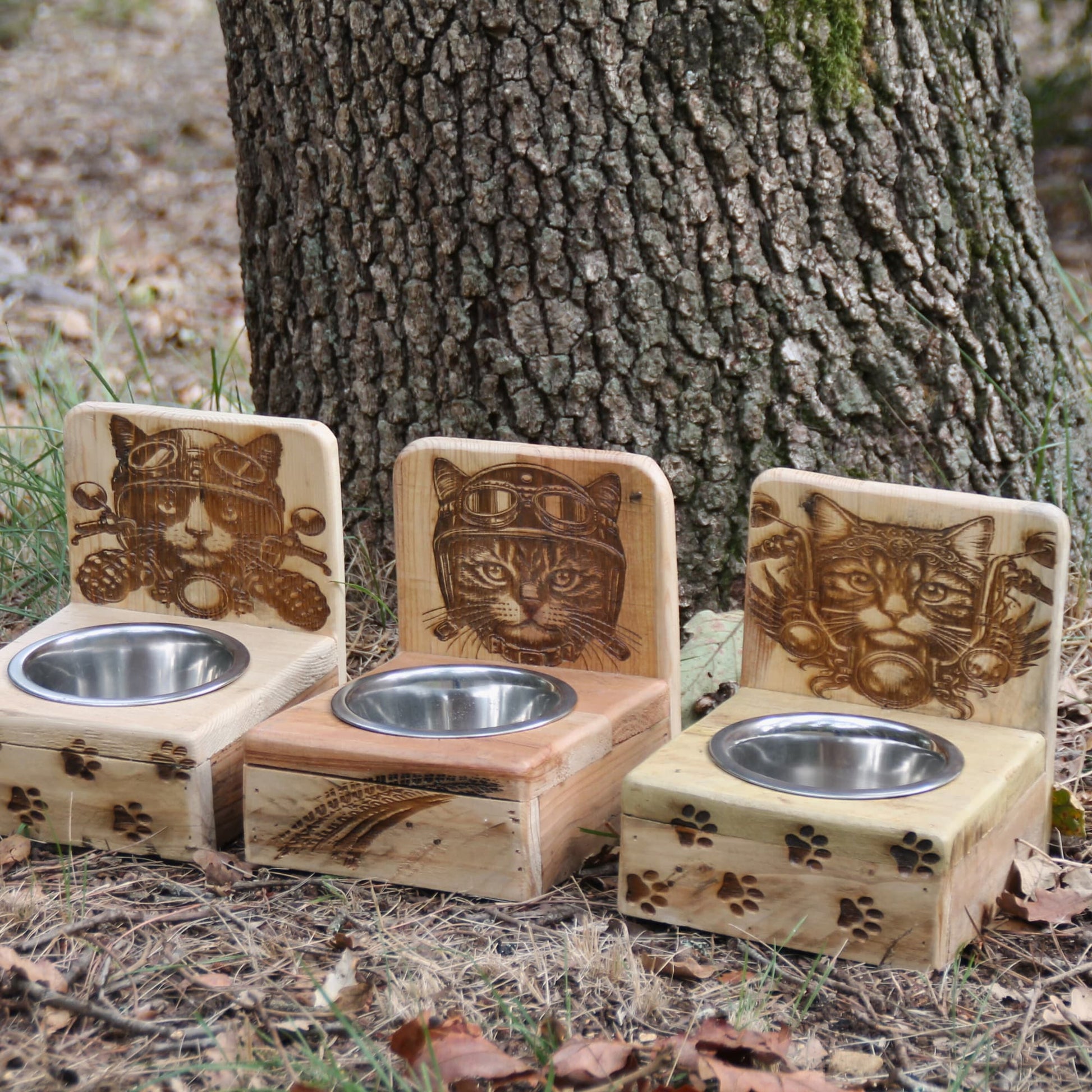 Gamelles pour chats artisanales en bois et gamelle inox. Gravure chats bikers