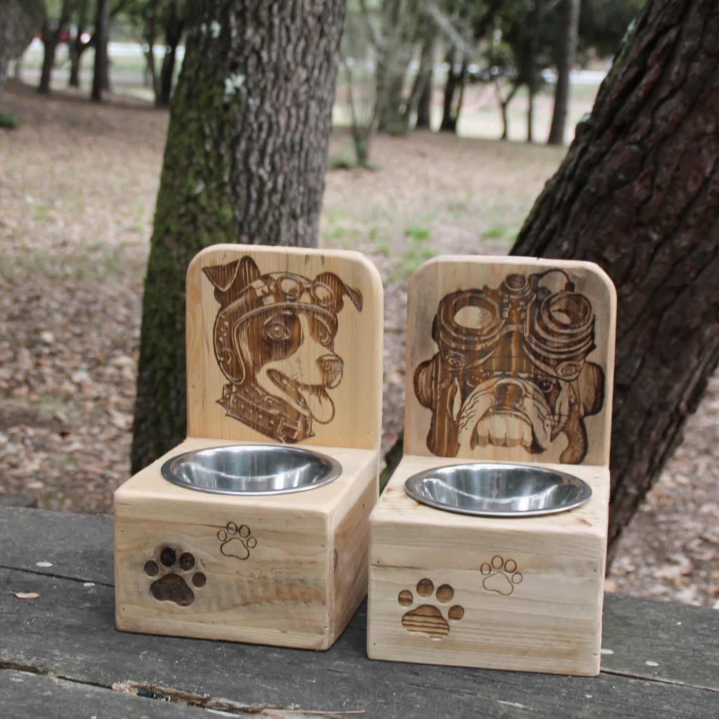 Gamelles pour chiens de petites ou moyennes tailles. Gamelle inox surélevée sur socle en bois artisanal
