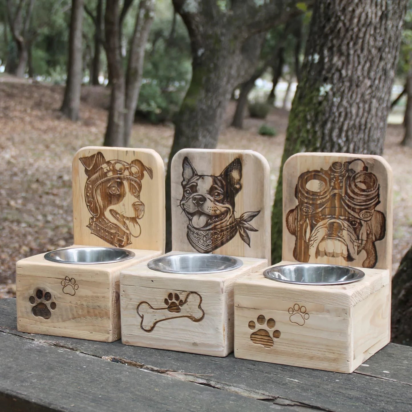 Gamelles surélevées (Dog Bar) pour chiens de petite taille ou moyenne, favorisant une meilleure digestion.