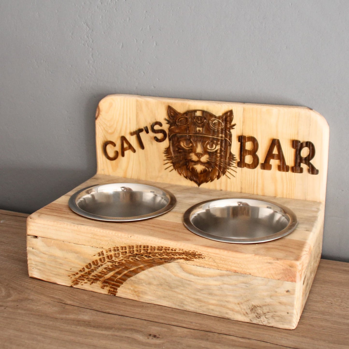 Cat's bar double gamelles inox en bois recyclé. Gravure chat motard avec casque.