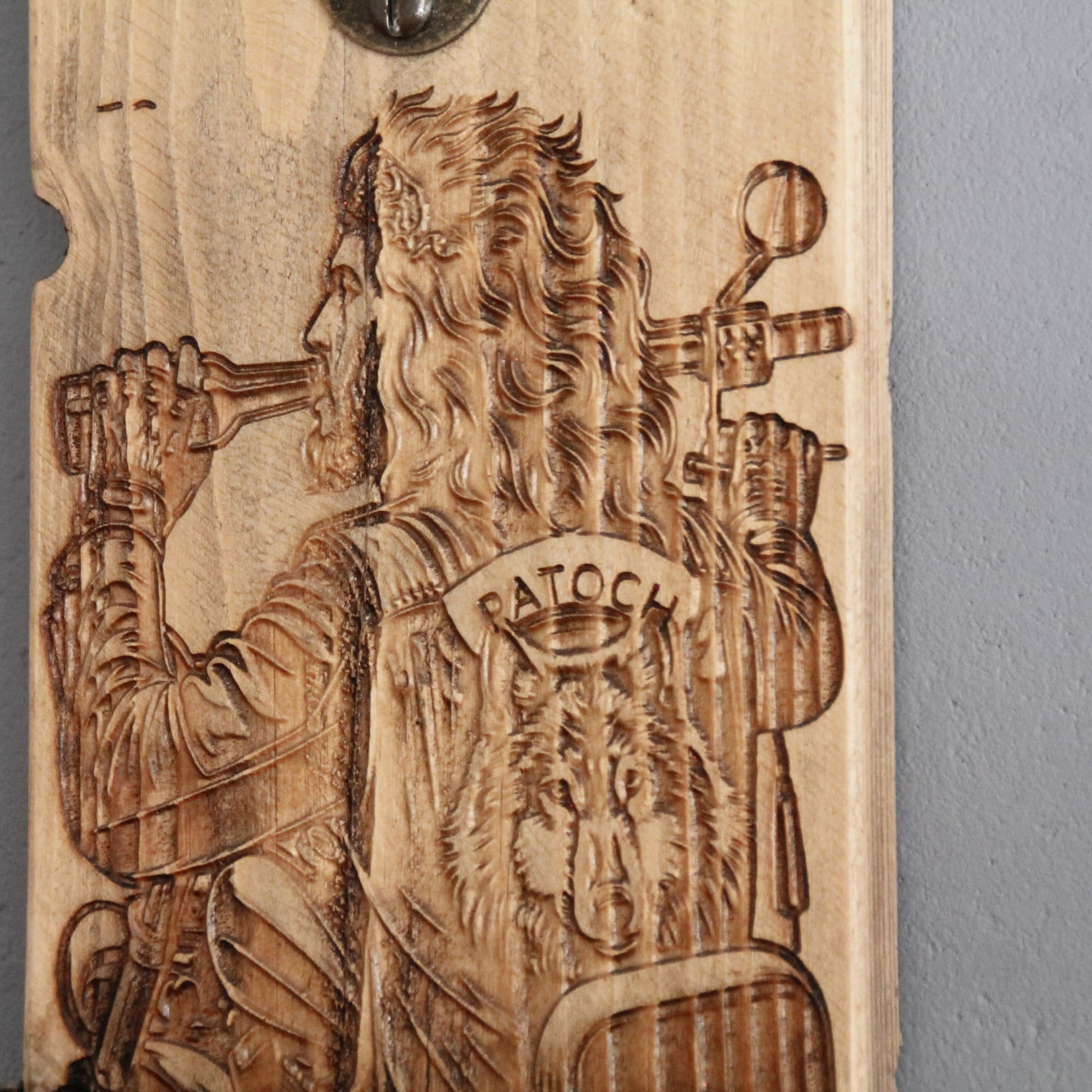 Zoom sur la gravure du Décapsuleur mural artisanal en bois et métal recyclé. Gravure biker Patoch