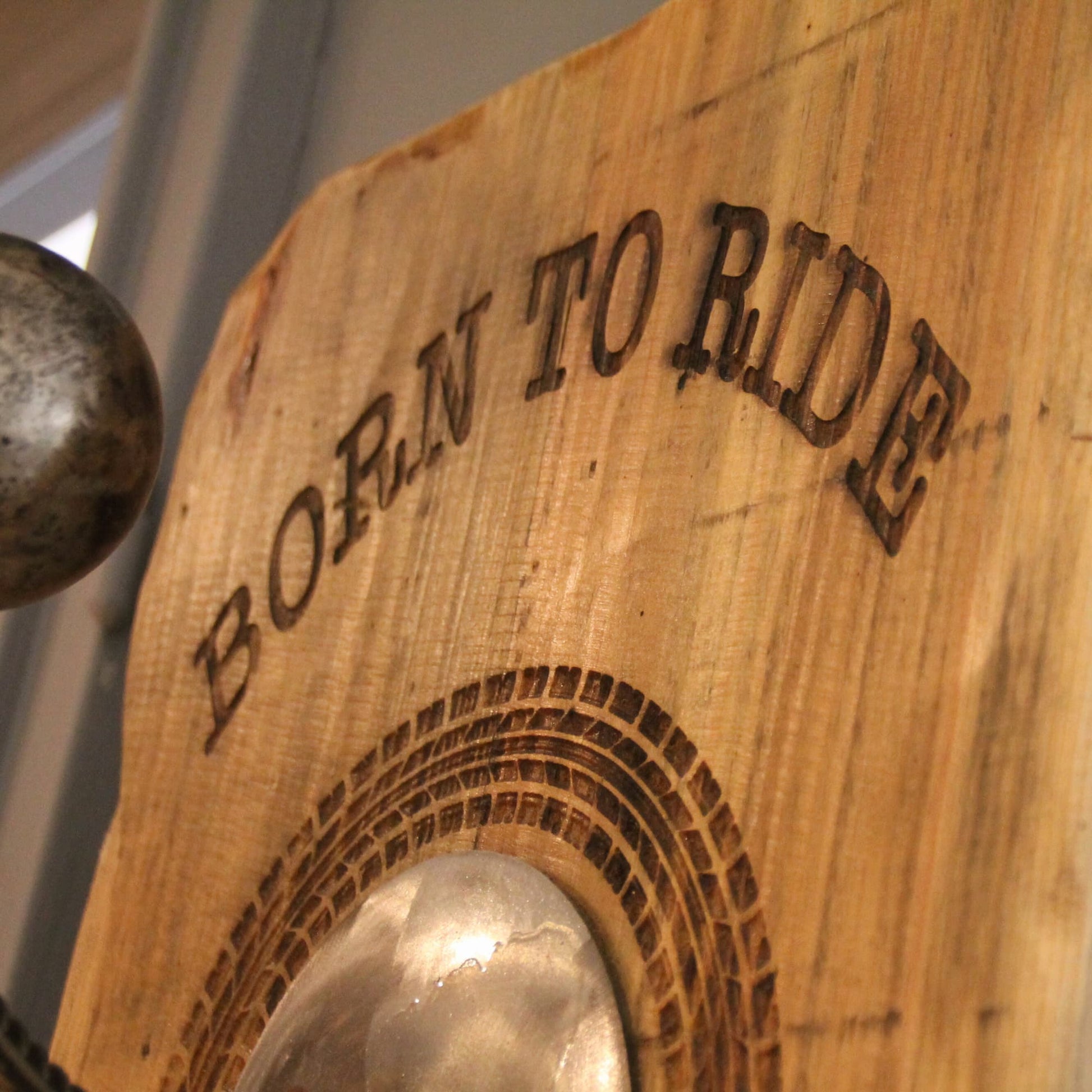 Zoom sur la gravure Born to Ride du support de casque moto duo