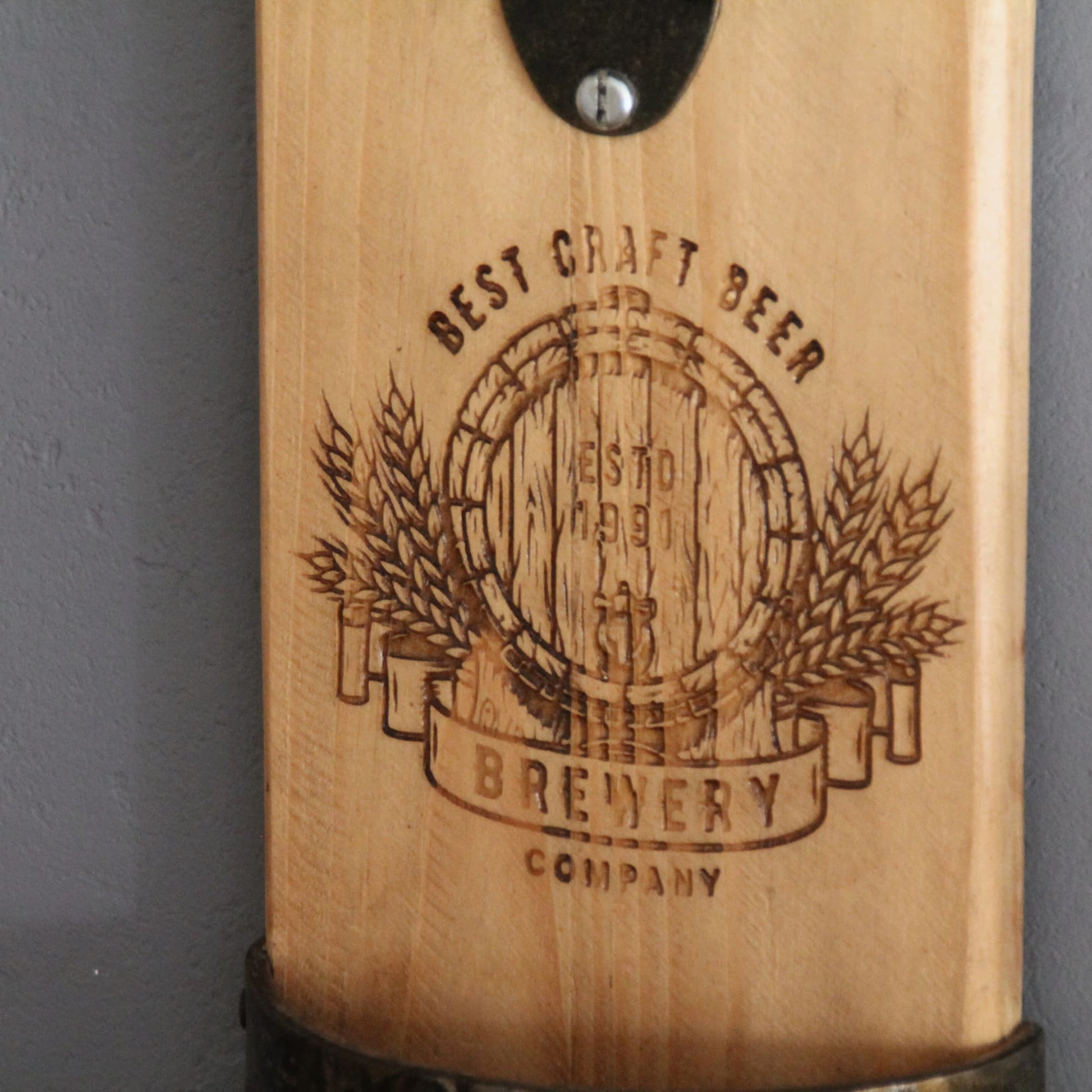 Zoom sur la gravure du Décapsuleur mural en bois recyclé fait à la main.