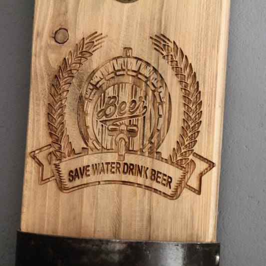 Zoom sur la gravure "Save water drink beer" du Décapsuleur mural artisanal en bois recyclé et métal.