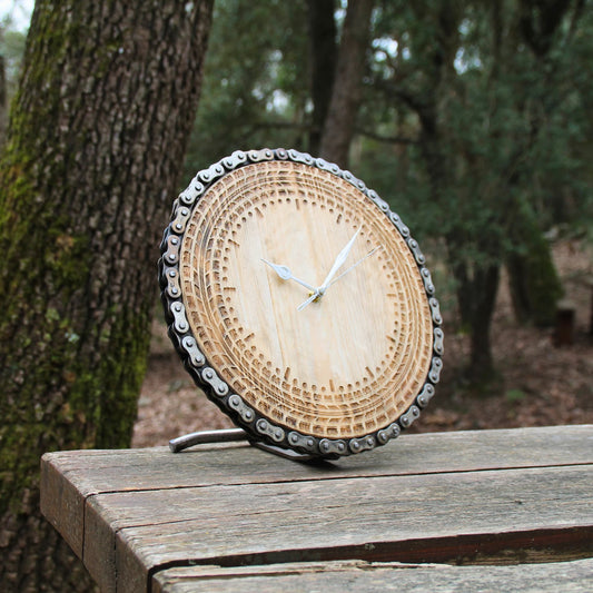 Horloge à poser en bois et chaine de moto. Gravure trace de pneu. Cadeau motard original. Vue de profil
