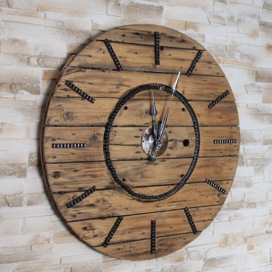 Horloge murale en bois de palette recyclé avec cadre en chaîne de moto, pièce unique faite à la main dans les Alpes maritimes.