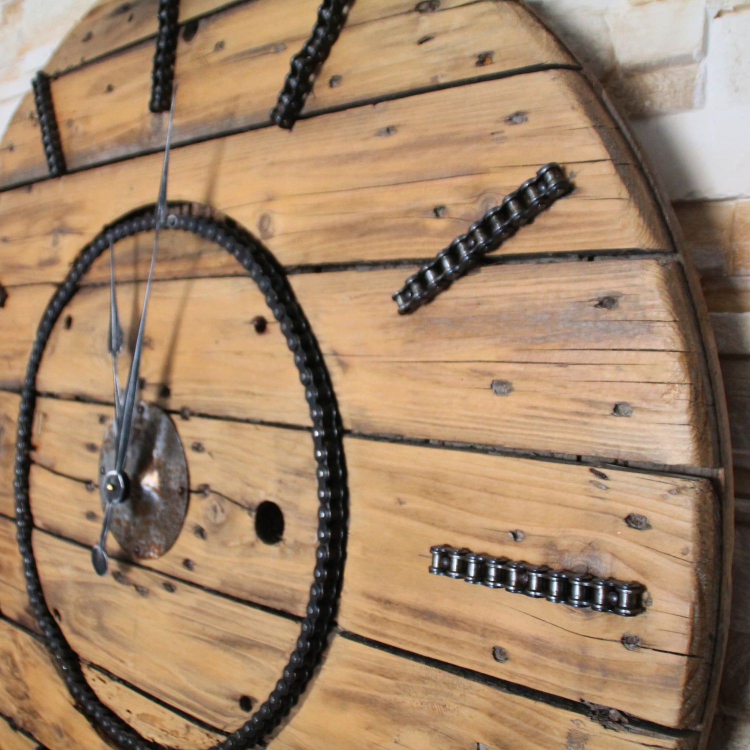 Vue globale de l'horloge murale en bois de palette et chaîne de moto, parfaite pour une décoration originale et unique.