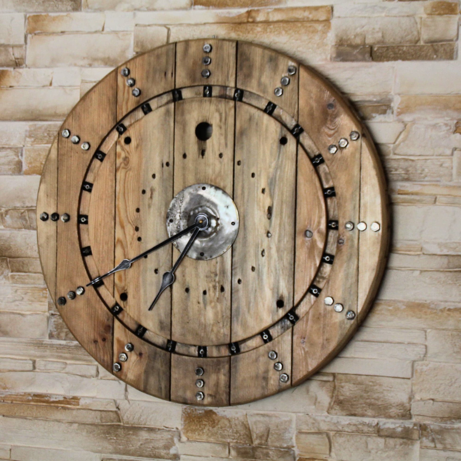 Horloge en bois de palette et métal recyclé. Piece unique faite à la main
