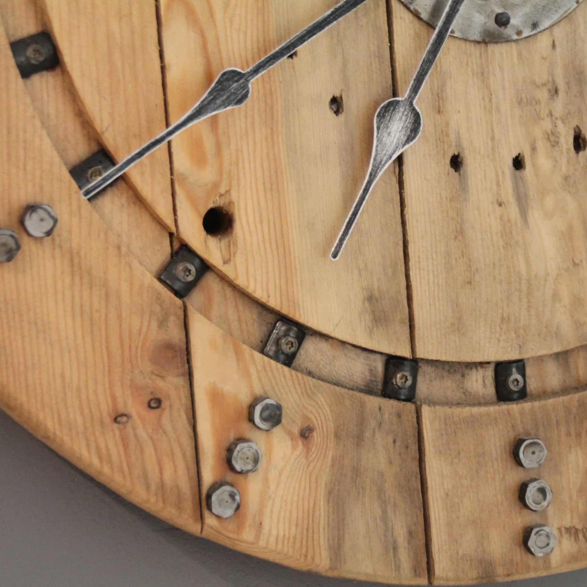 Horloge en bois et métal recyclé. Fait à la main