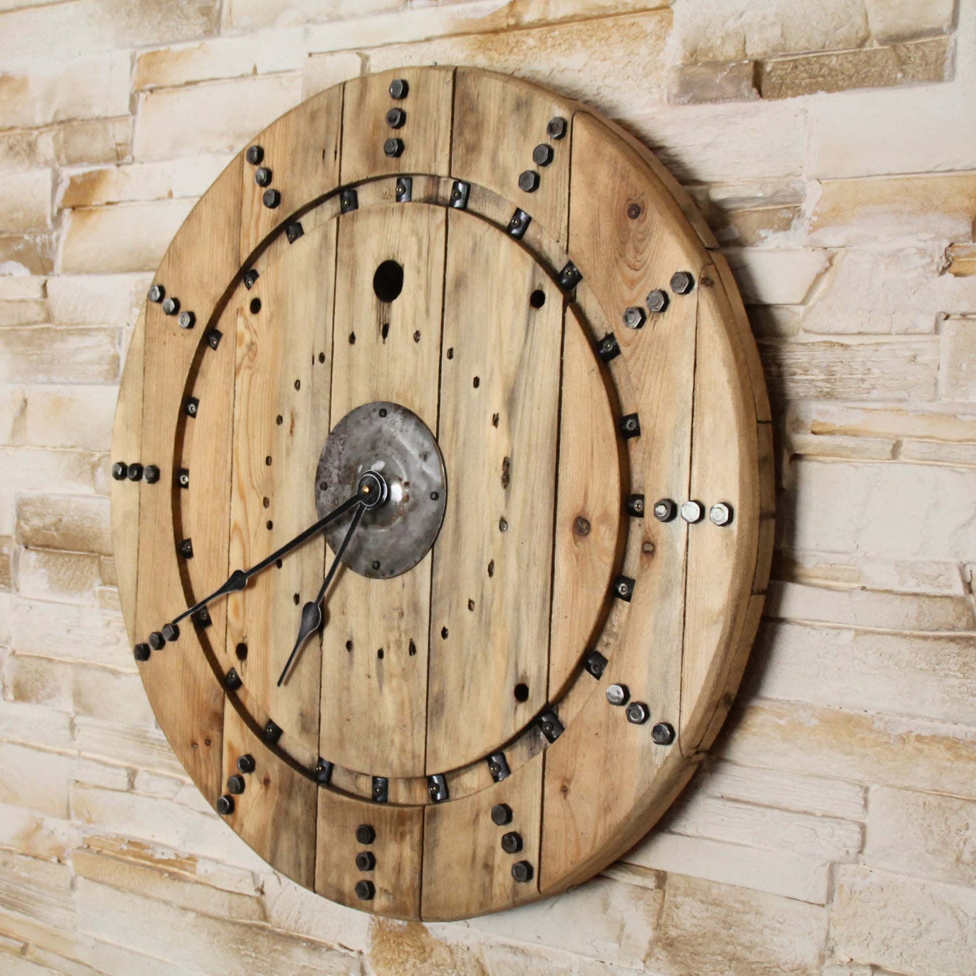 Horloge en bois et métal recyclé. Piece unique