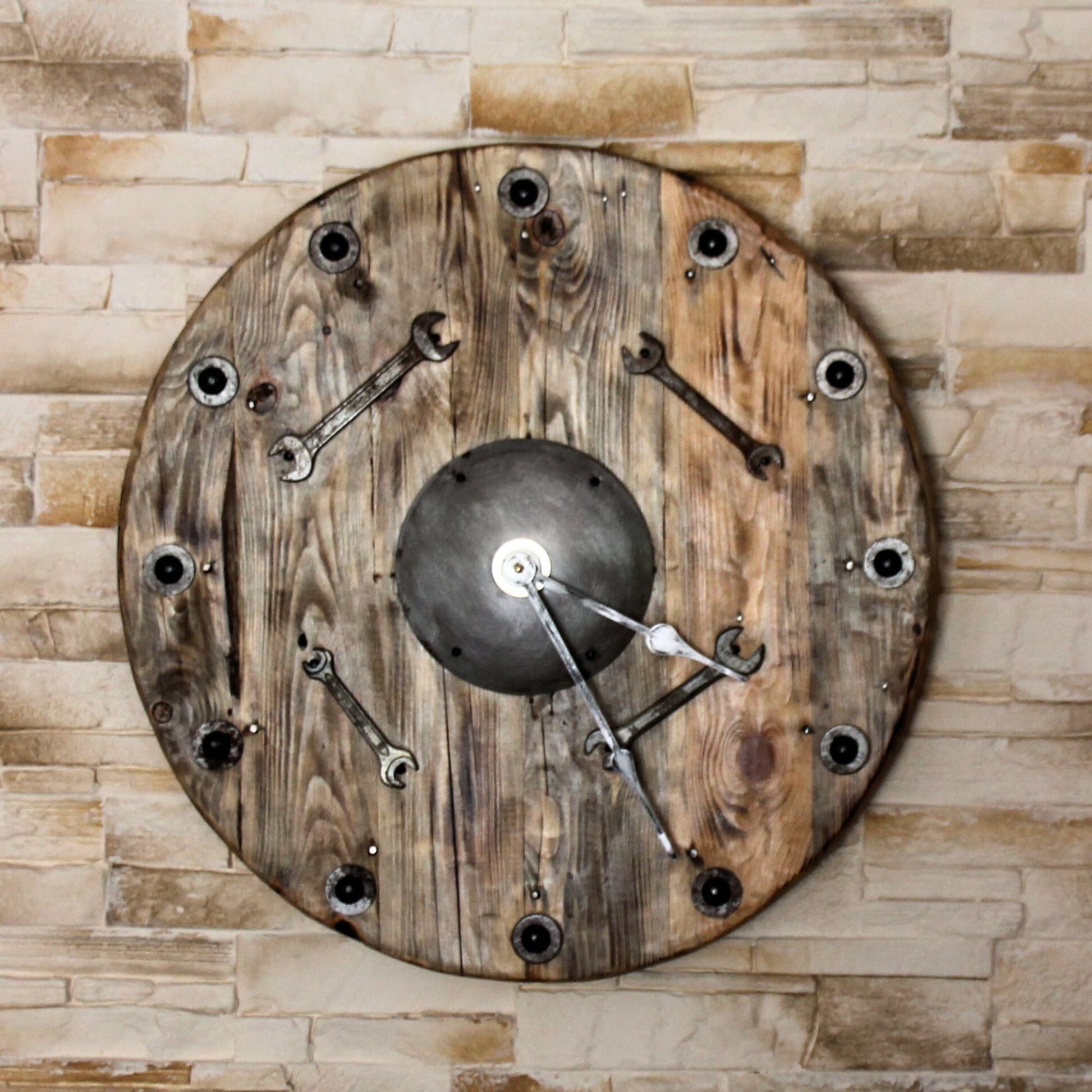 Horloge en bois recyclé faite à la main avec des pièces mécaniques. 58cm de diamètre.