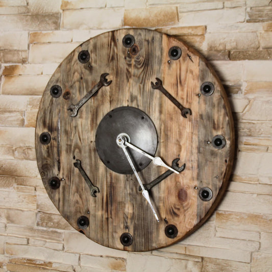 Horloge en bois recyclé faite à la main avec des pièces mécaniques comme des clés plates. 58cm de diamètre.