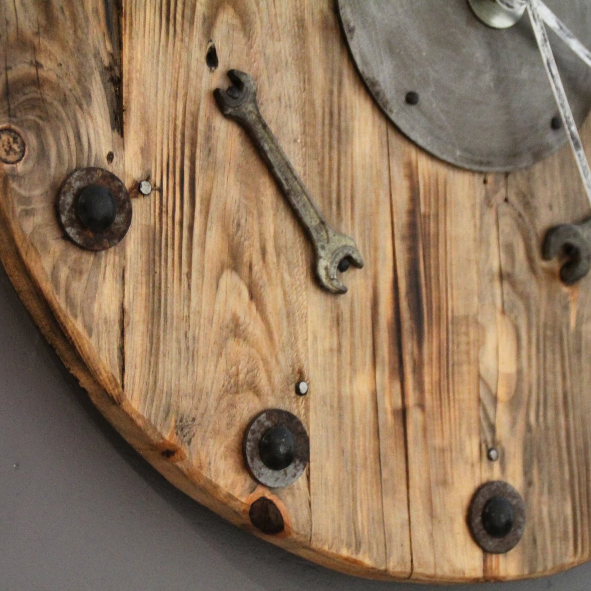 Horloge en bois recyclé faite à la main avec des matériaux recyclés. 58cm de diamètre.