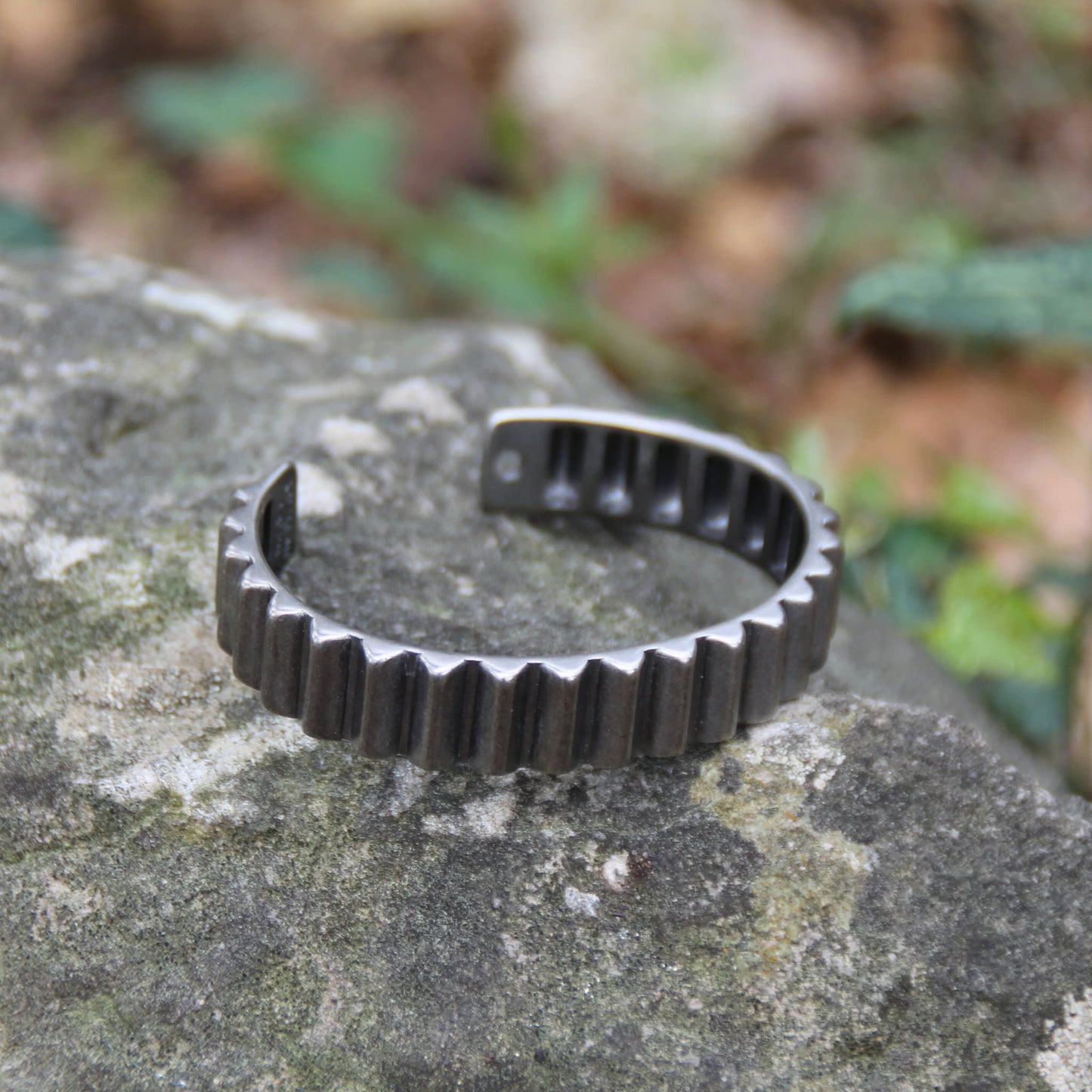 Jonc en acier inoxydable 'Gear' signé Rouille – Un bijou au motif engrenage, parfait pour un style industriel et unique.