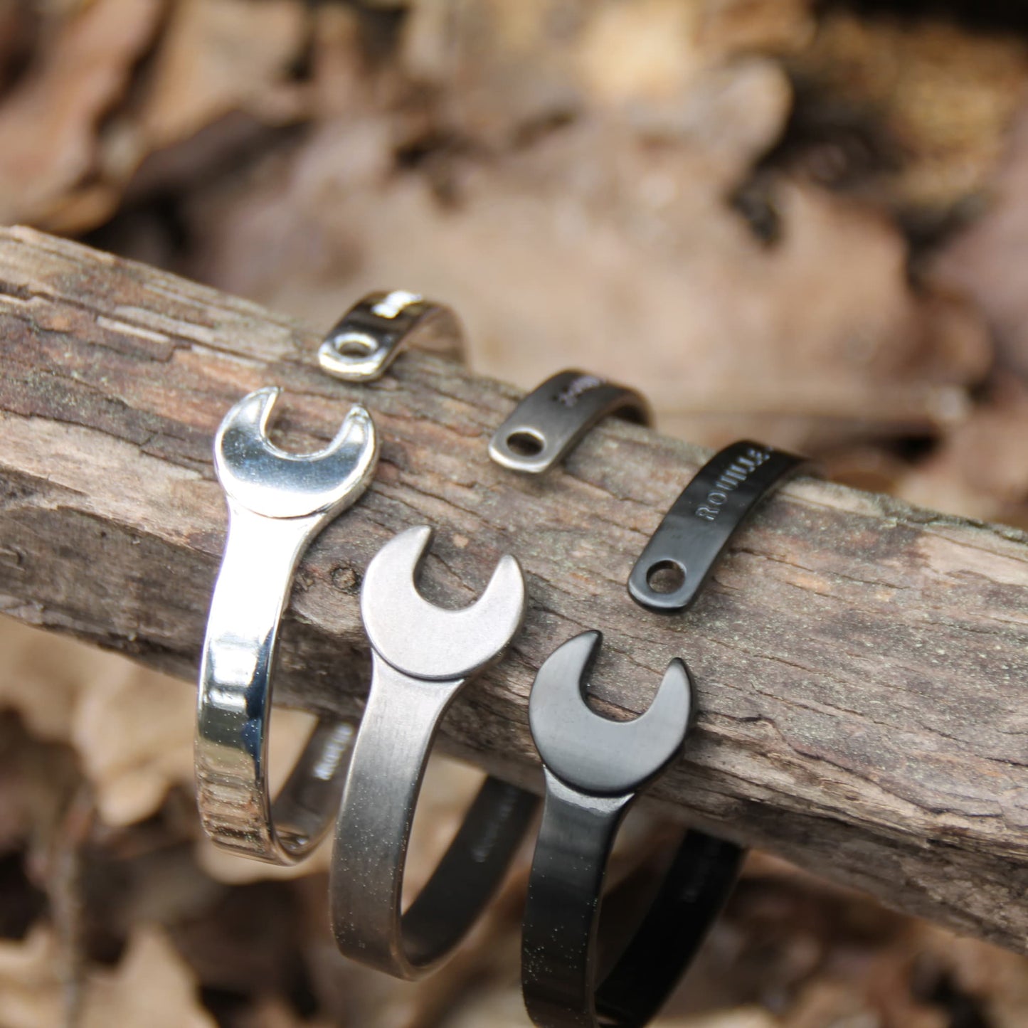 Bracelet jonc clé à molette en acier inoxydable décliné en trois couleurs – Argent brillant, argent vintage et noir, signé Rouille.