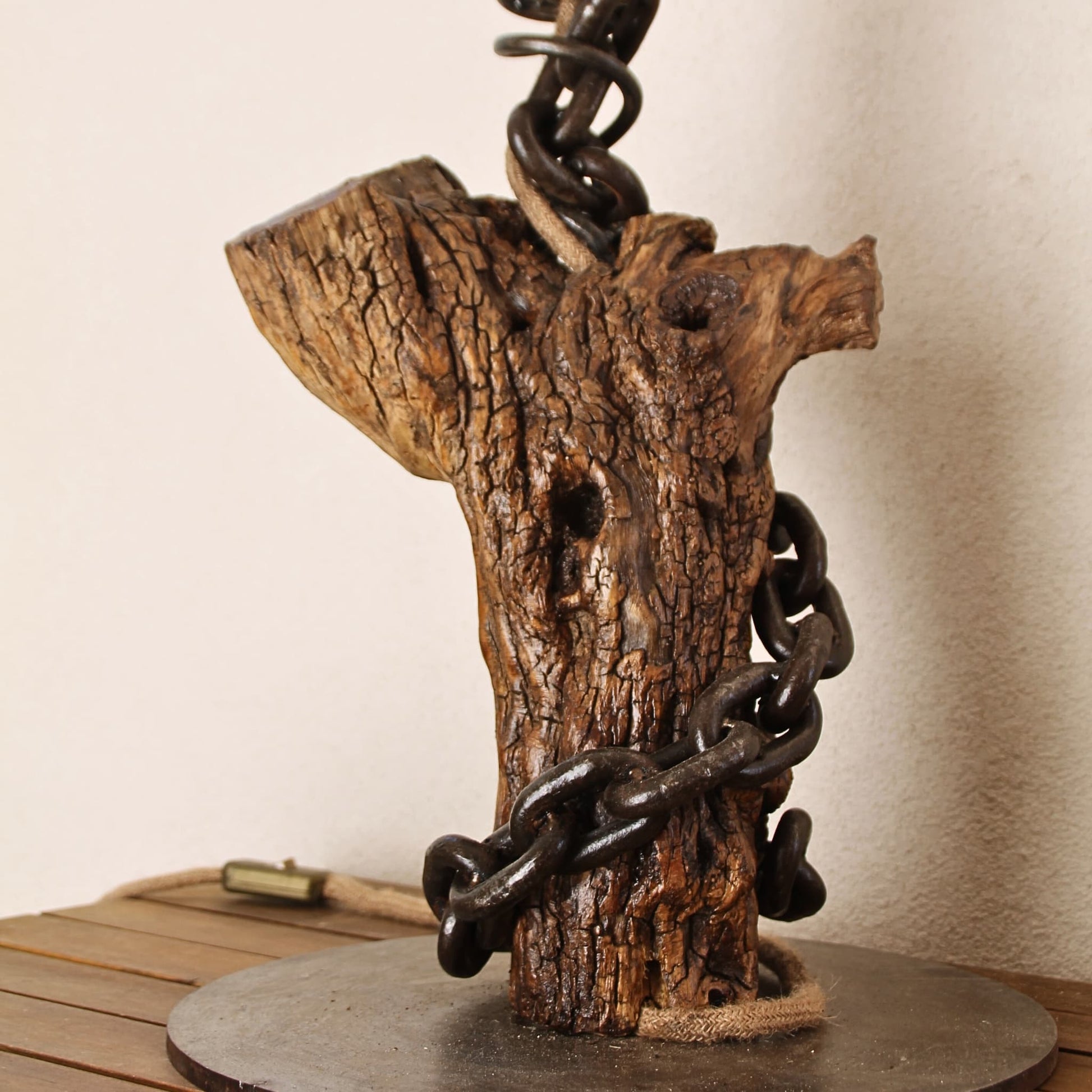 Lampe en bois de châtaignier avec structure métallique – Œuvre artisanale alliant nature et design industriel.