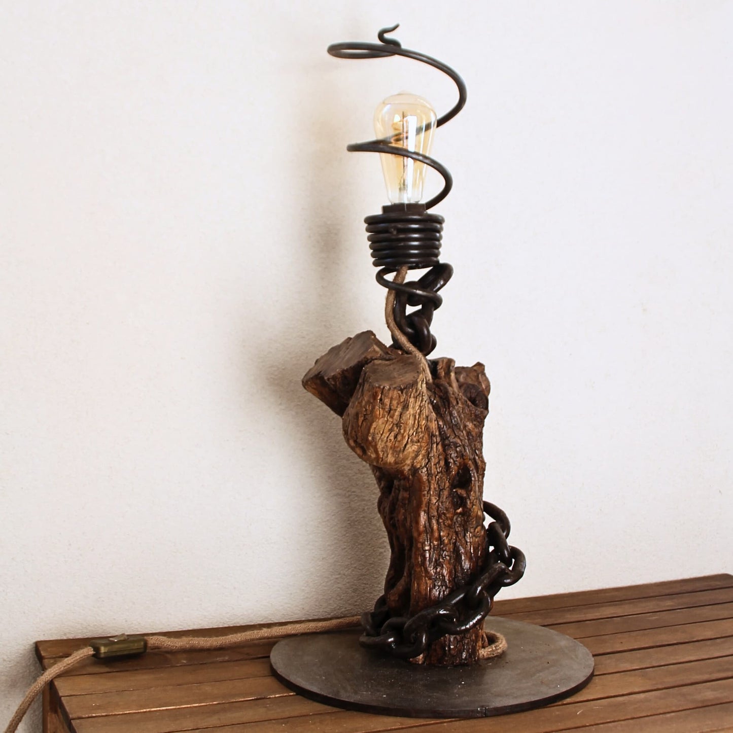 Lampe artisanale en bois recyclé et chaîne métallique – Pièce unique, créée à la main pour une déco authentique et durable.