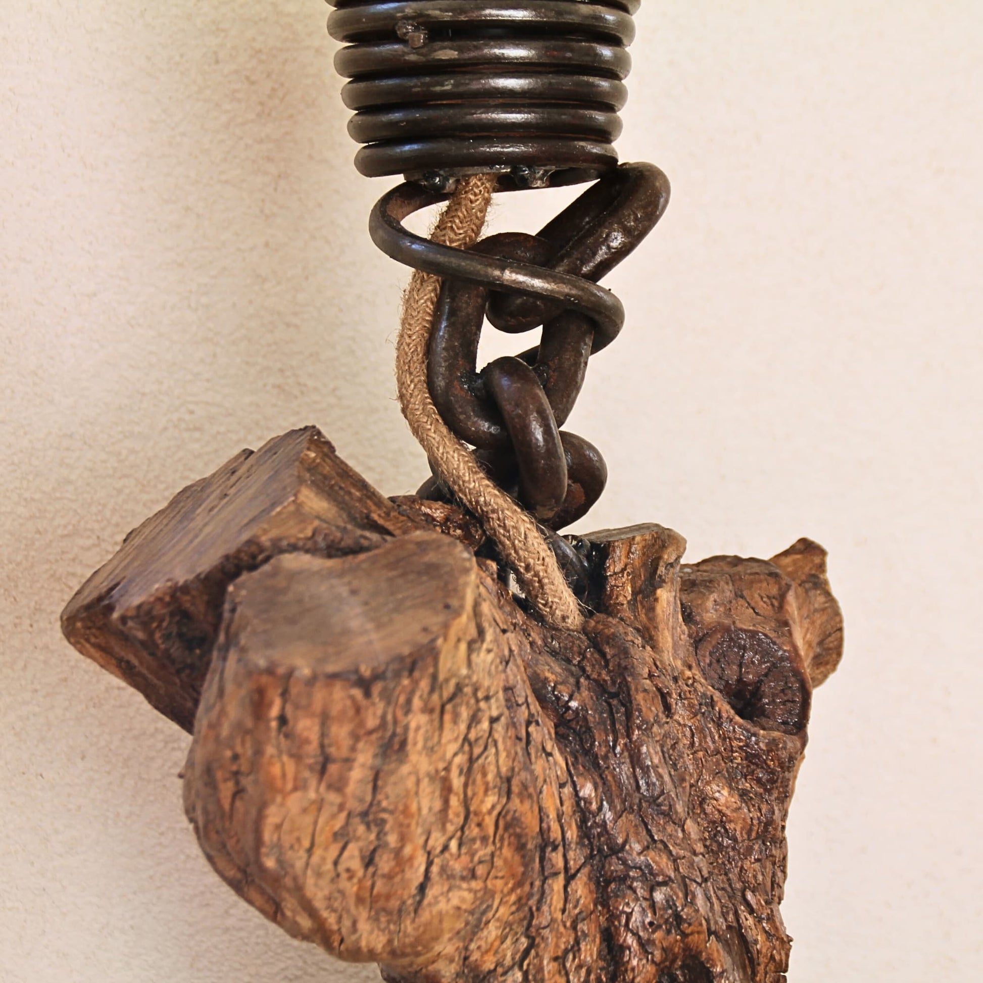 Lampe artisanale en bois de châtaignier avec finition métallique – Un éclairage unique fait à la main, apportant une touche naturelle et industrielle.