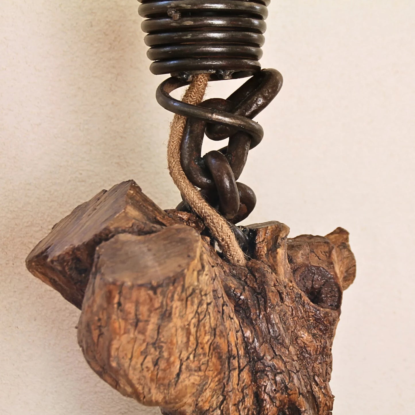 Lampe artisanale en bois de châtaignier avec finition métallique – Un éclairage unique fait à la main, apportant une touche naturelle et industrielle.