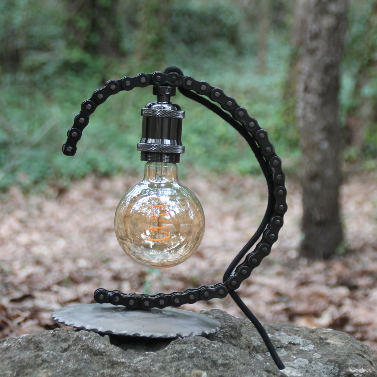 Cadeau moto original : La lampe en chaine de moto authentique et métal.