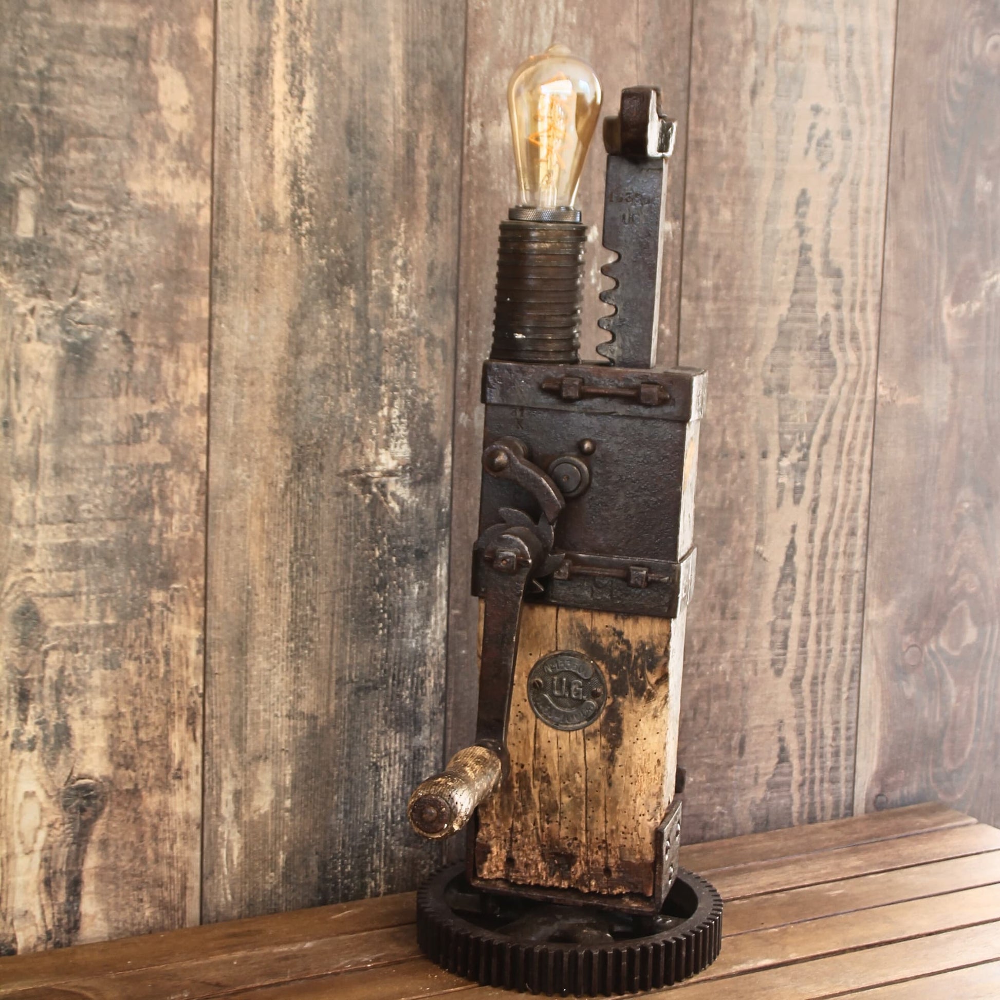 Lampe industrielle artisanale en cric de bois et engrenage mécanique – Vue complète du produit.