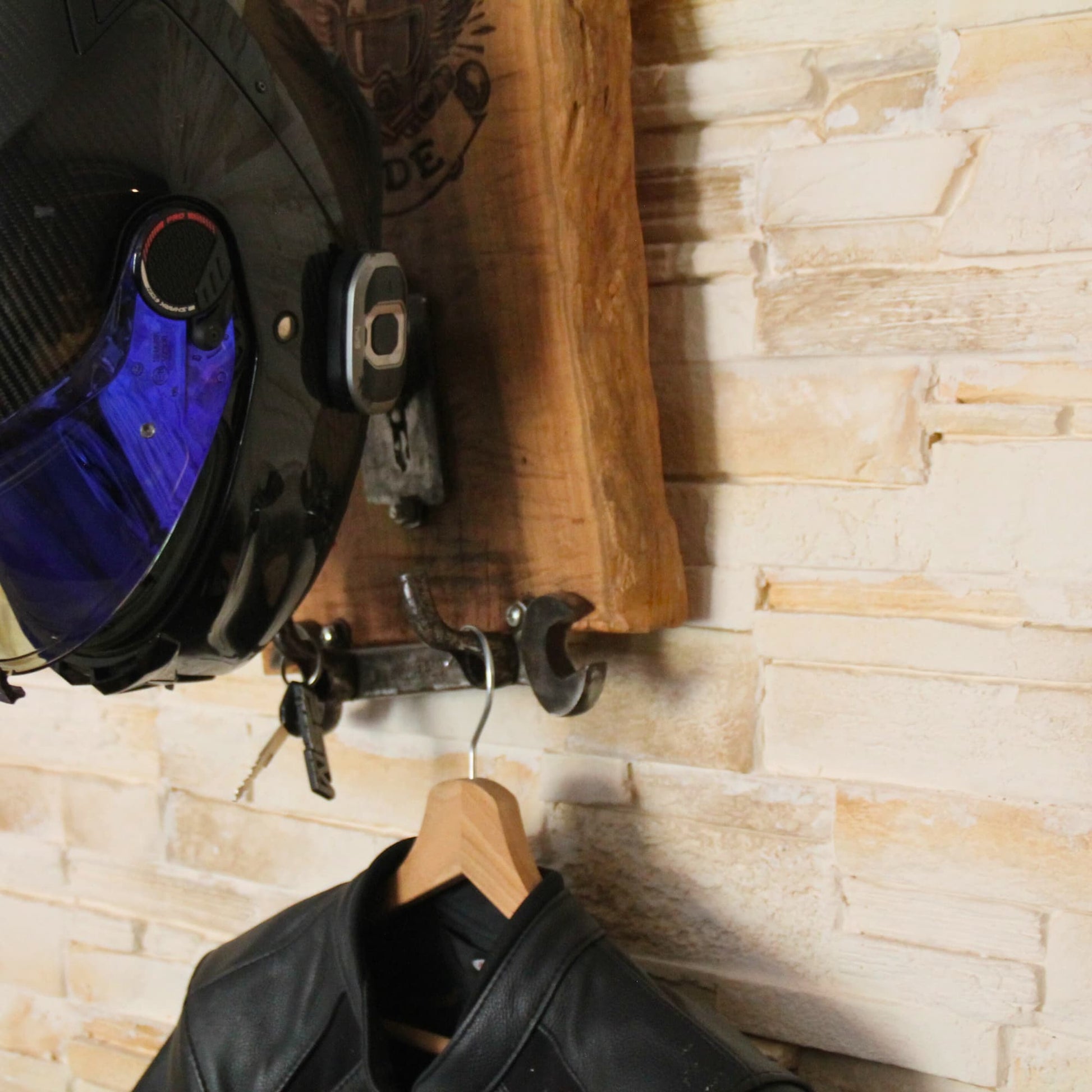 Détails du support de casque moto en bois fruitier. Découpe brute, fait main, pièce unique.