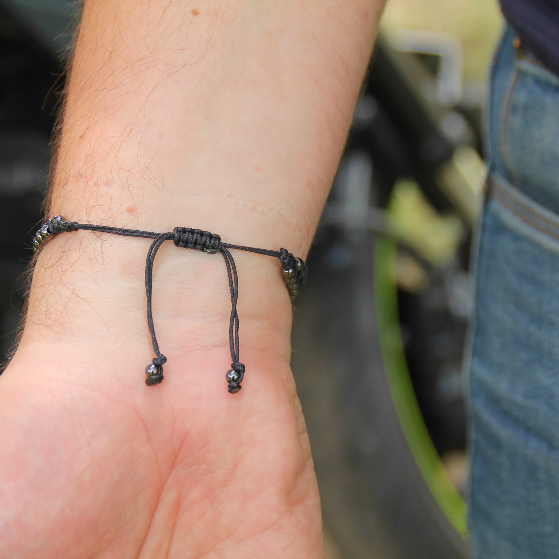 Zoom sur le noeud coulissant du bracelet roulement à bille