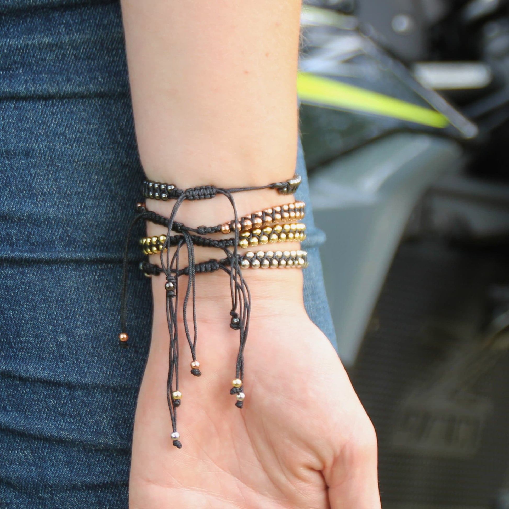 Zoom sur le noeud coulissant des Bracelets ajustables double roulement à billes.