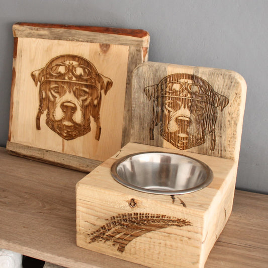 Offre coffret chien motard avec un doggy bar et un tableau en bois recyclé fait à la main.