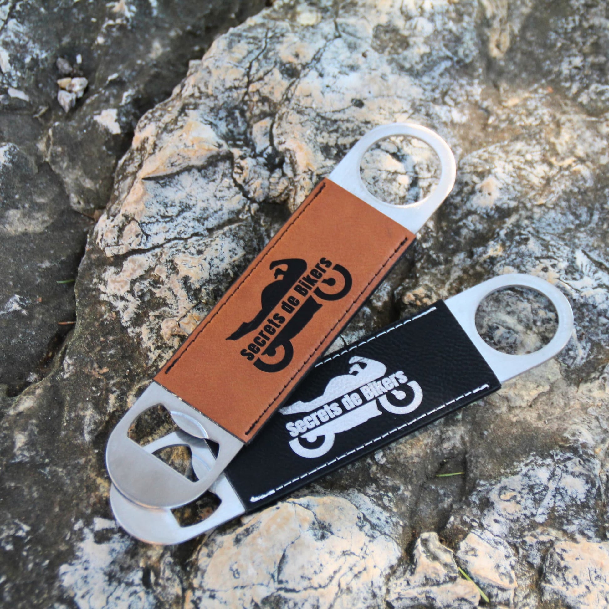 Duo d’ouvre-bouteilles en cuir noir et marron, accessoires moto au style authentique. Gravés du logo et nom Secrets de Bikers