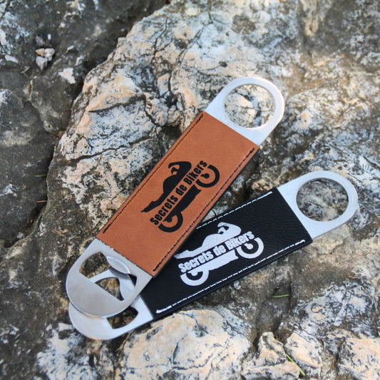 Duo d’ouvre-bouteilles en cuir noir et marron, accessoires moto au style authentique. Gravés du logo et nom Secrets de Bikers