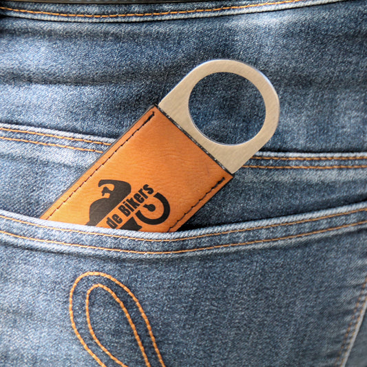 Ouvre-bouteille en cuir glissé dans la poche arrière d’un jean, prêt pour toutes les occasions