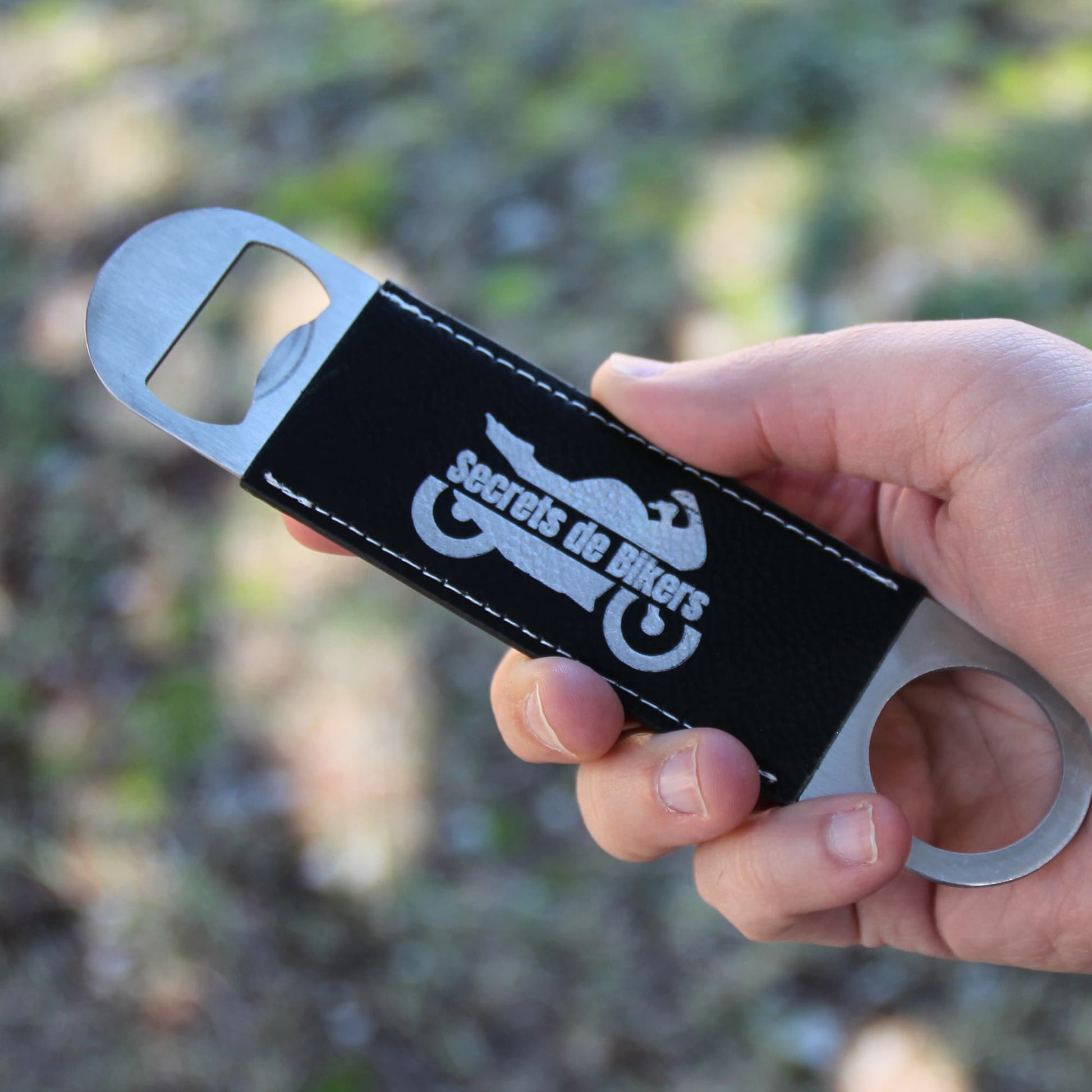 Ouvre-bouteille en acier inoxydable avec manche en simili cuir noir, élégant et robuste gravé Secrets de Bikers