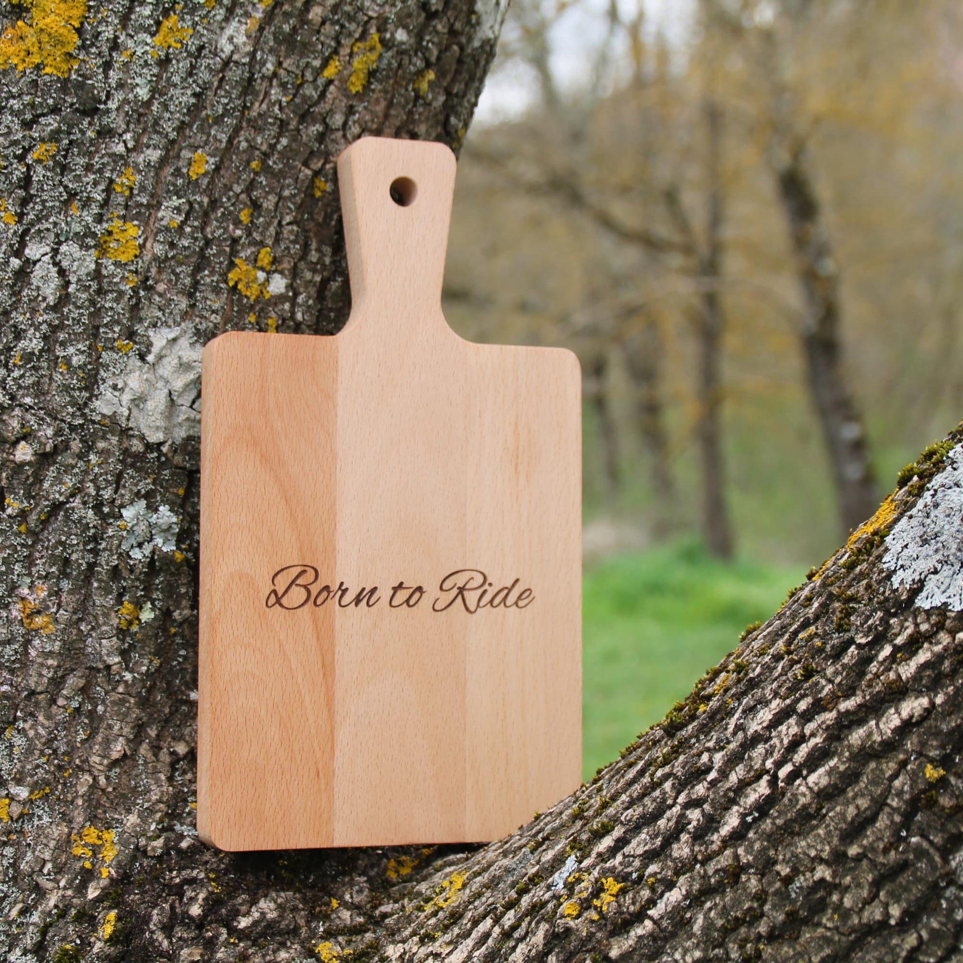 Petite planche à découper en bois gravé Born to Ride spécialement conçue pour passionnés de moto.