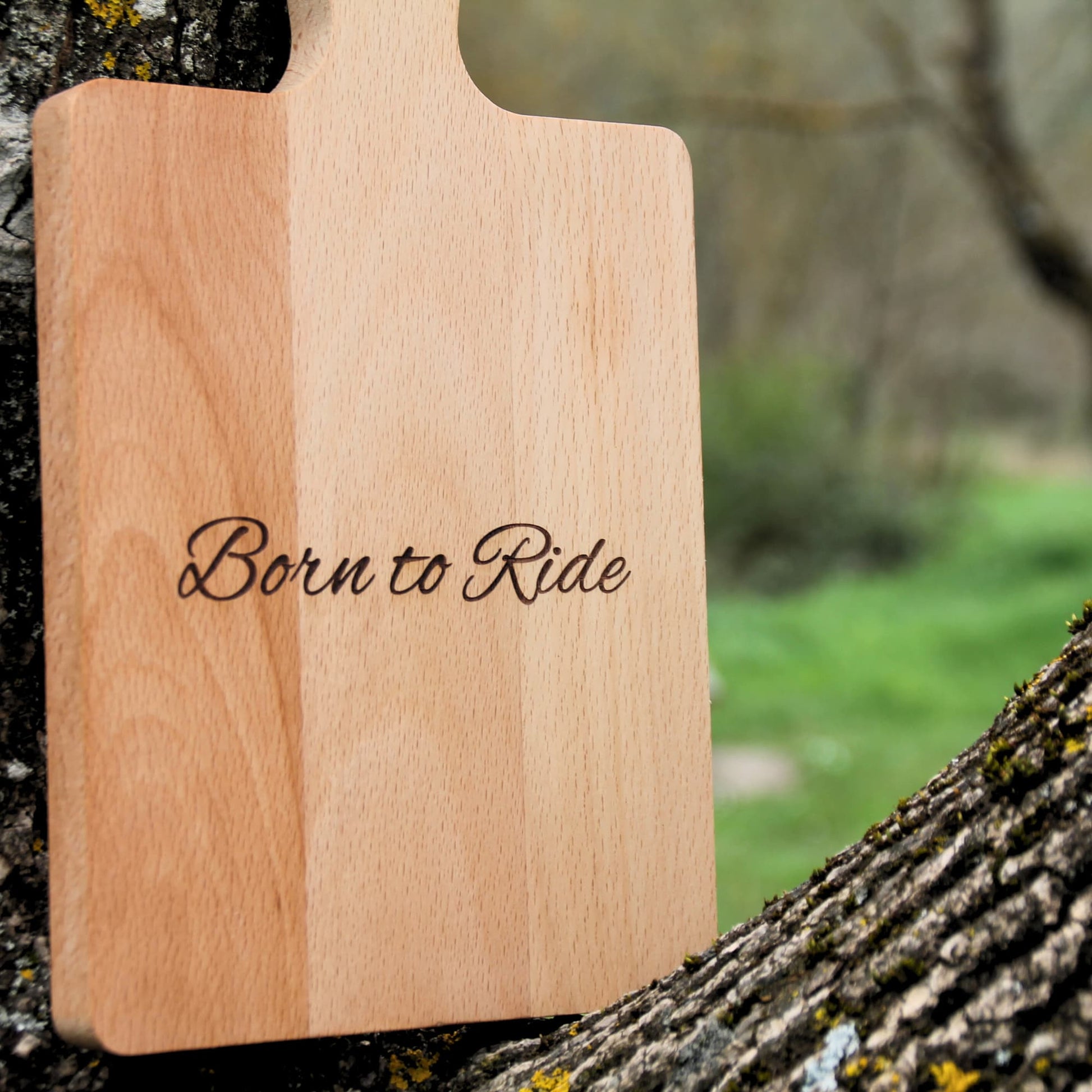 Petite planche à découper en bois gravé Born to Ride. Un cadeau idéal pour fan de moto!