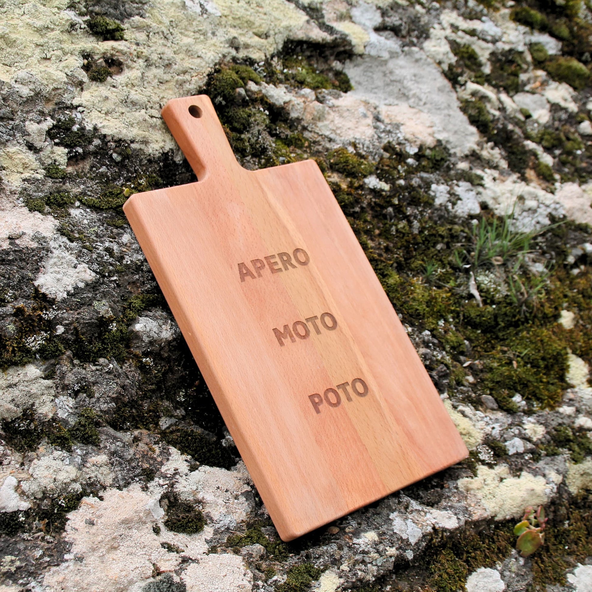 Planche apéritive en bois gravée Apero Moto Poto. Idée cadeau parfaite pour motard ou passionné de moto !