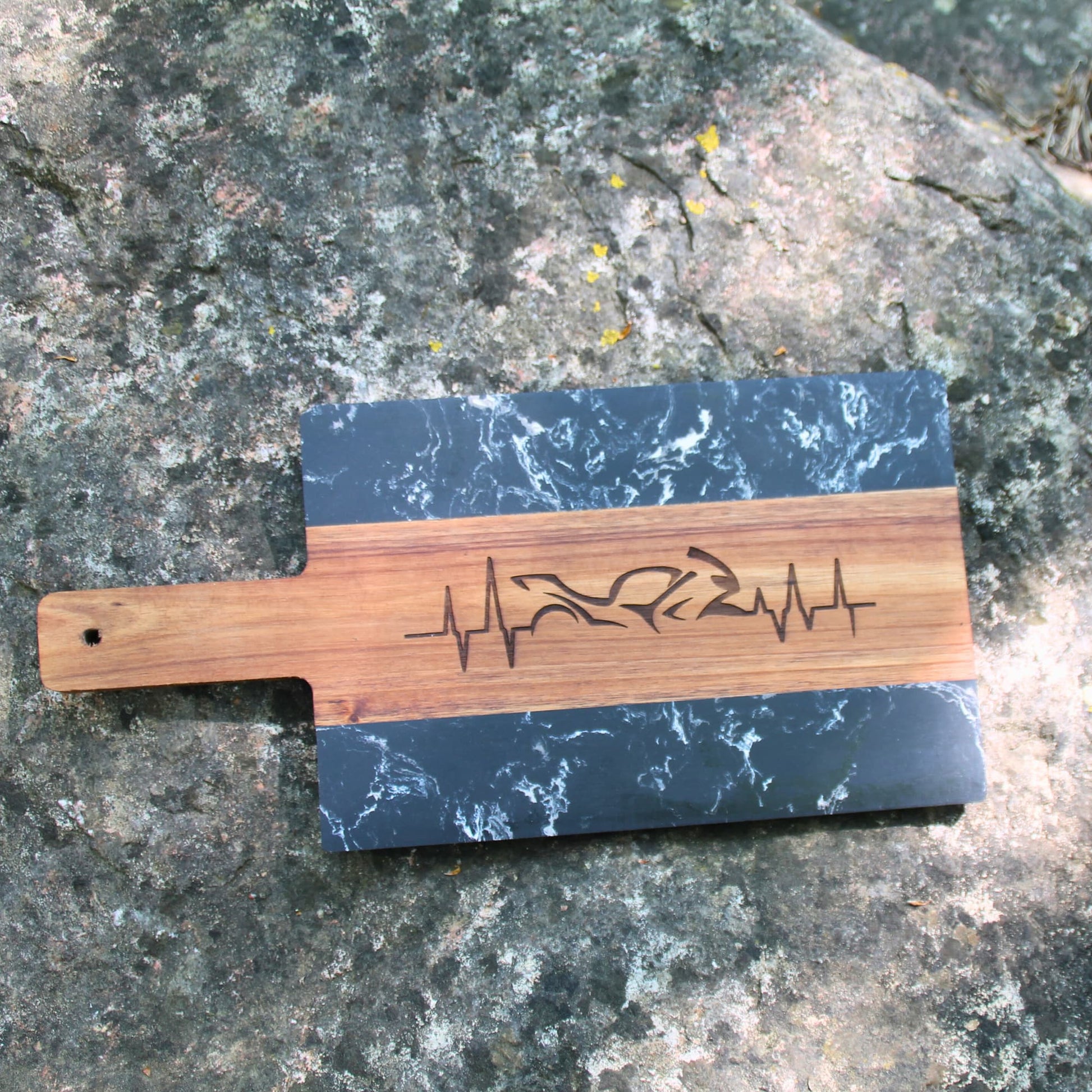 Planche apéritive en bois naturel et mabre gravée d'une ligne de battements de coeur et d'une moto.